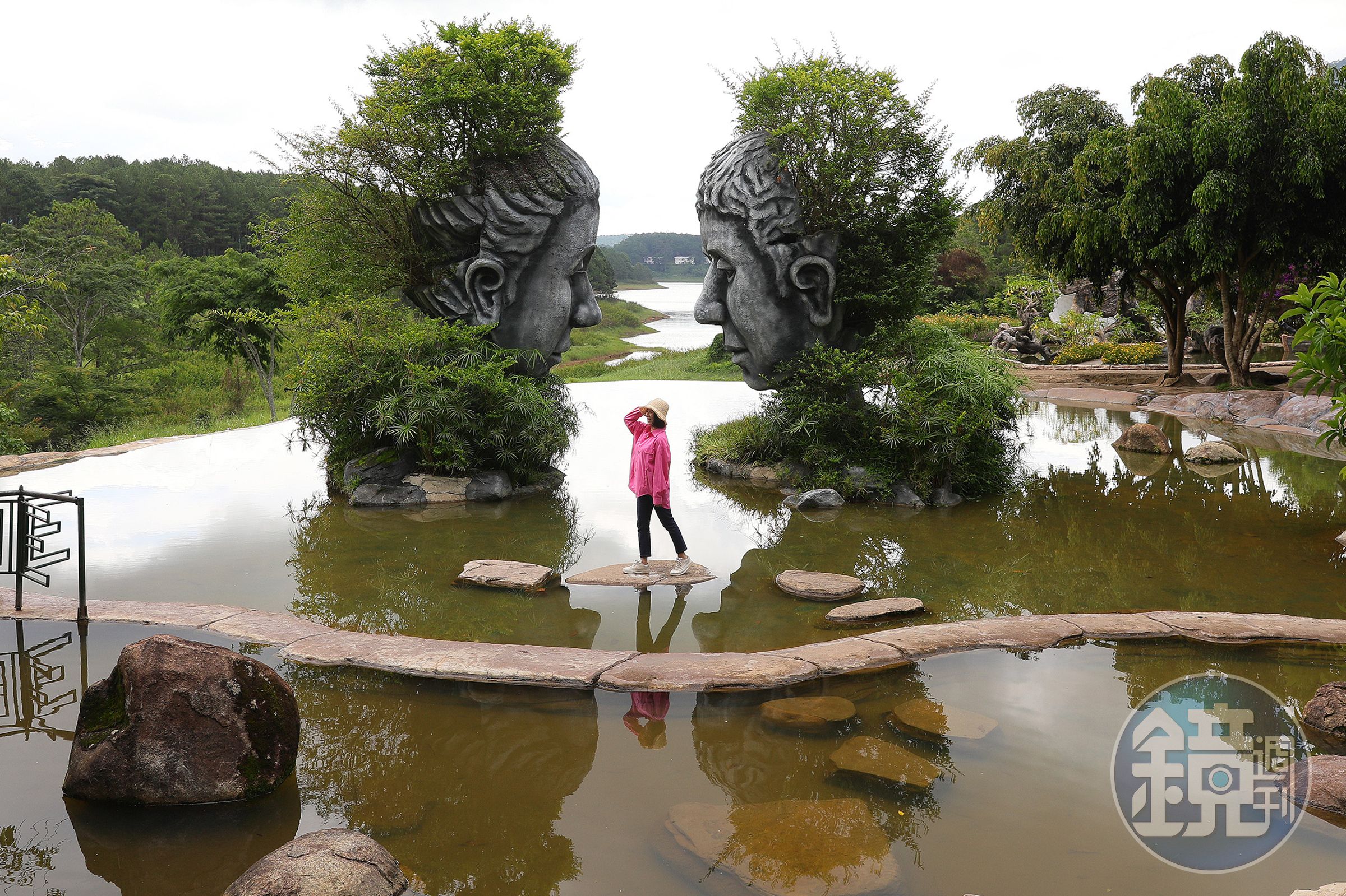 泥雕公園最熱門的是能拍到倒影的兩座巨型人頭雕像。