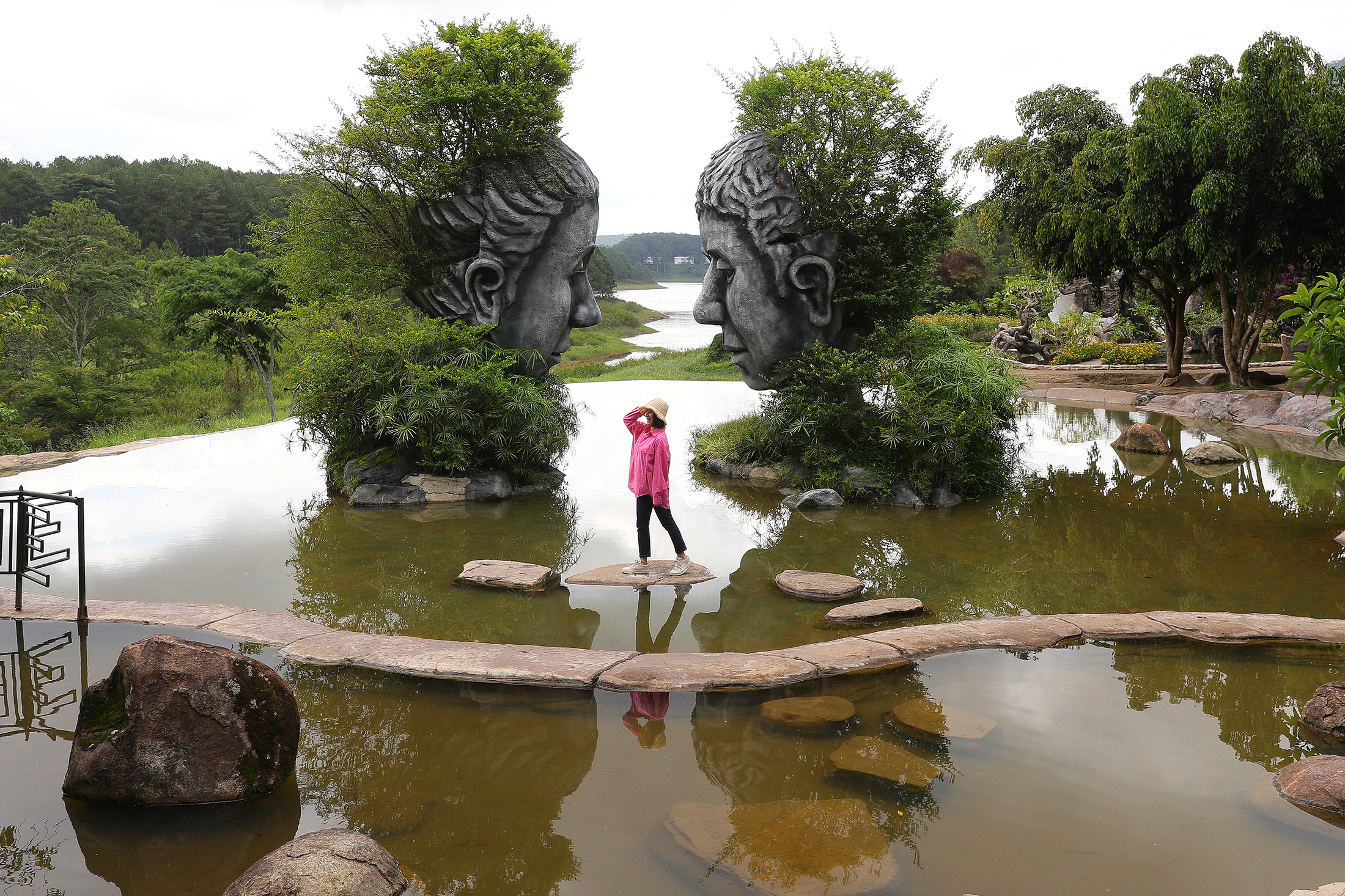 泥雕公園最熱門的是能拍到倒影的兩座巨型人頭雕像。