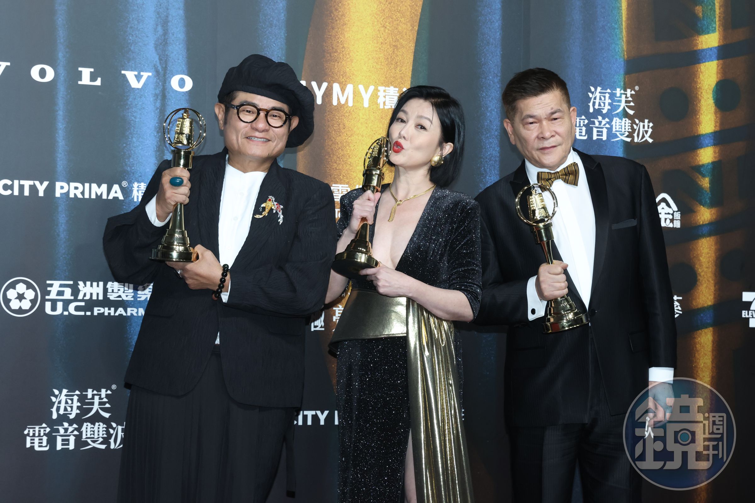 許效舜(左起)、苗可麗、澎恰恰抱走綜藝節目主持人獎。