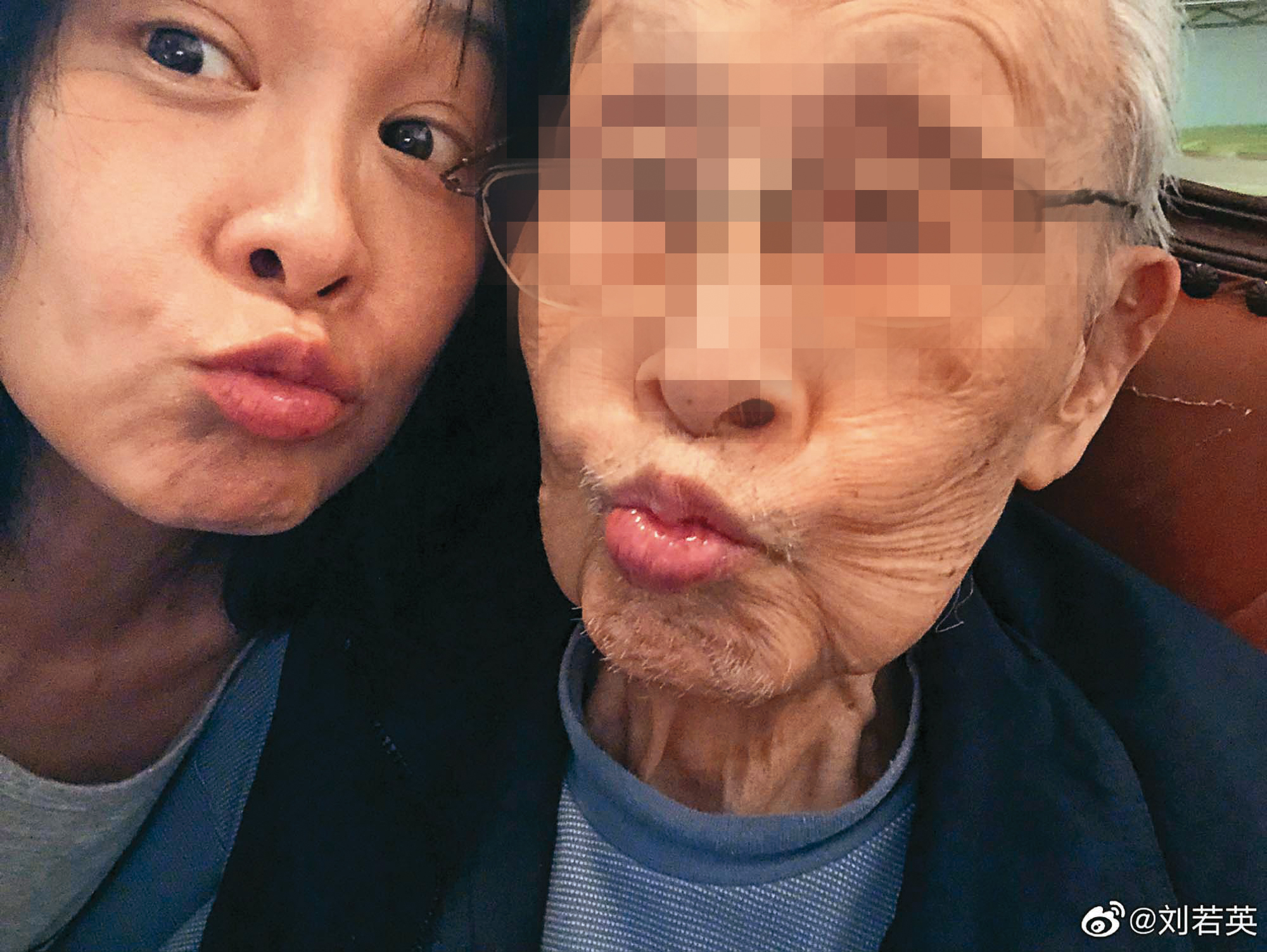 劉若英曾經po過與父親合照;2010年92歲的爸爸走了,她曾寫:「爸爸,雖然你忘了說再見,但我們都知道,你很愛我們…我們也真的很愛你…。」(翻攝自劉若英微博)