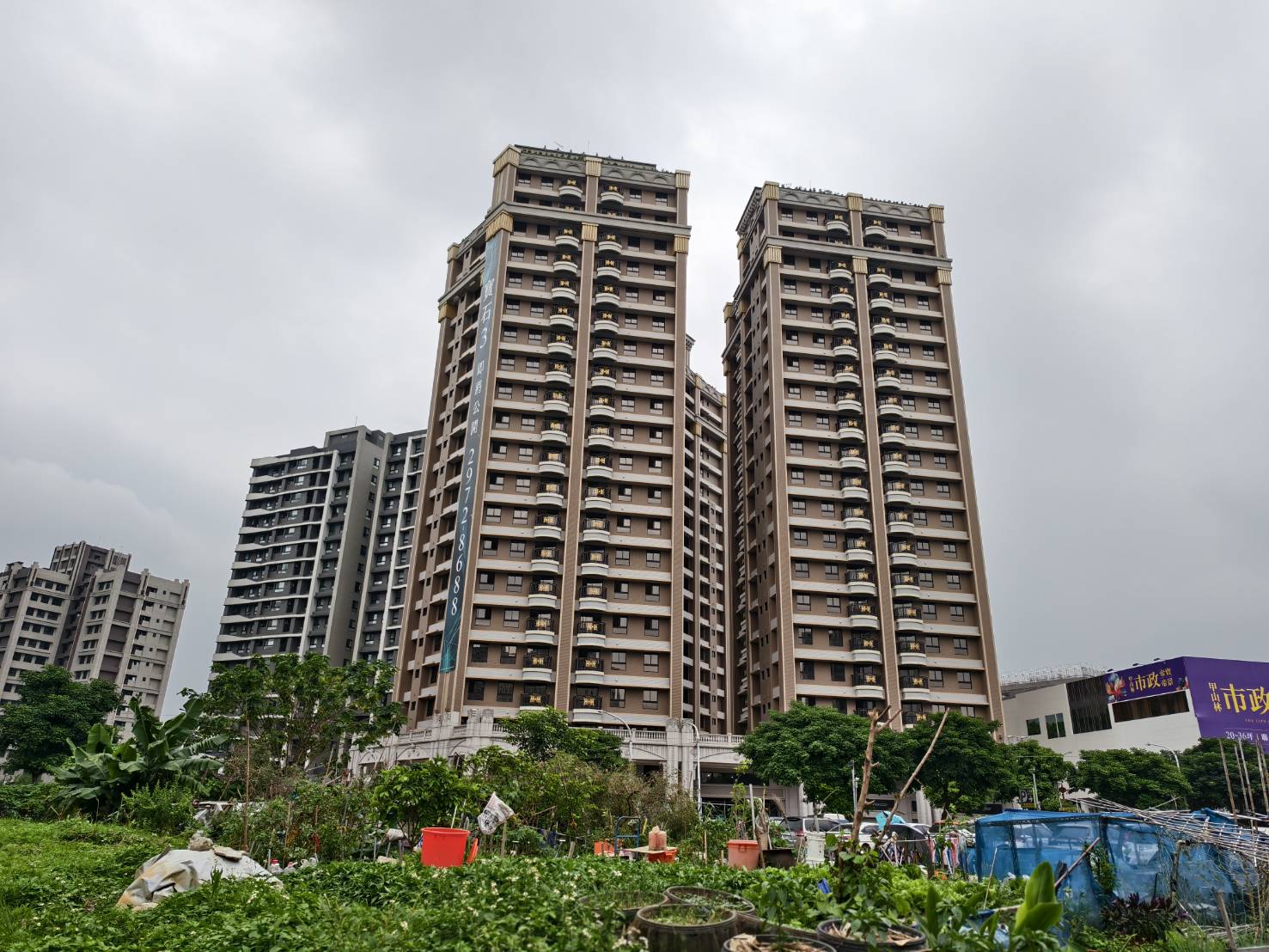 「寶石敦岳」位於重新路五段，緊鄰捷運先嗇宮站。