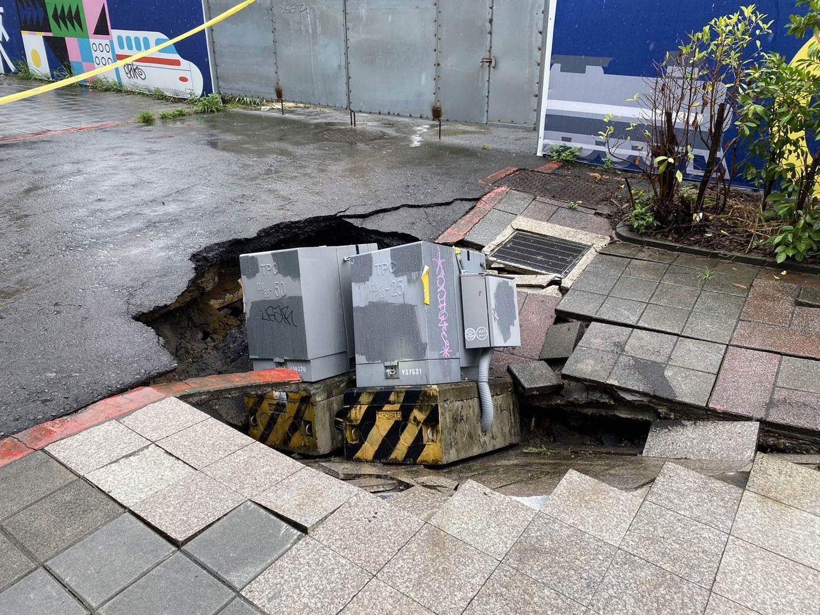 捷運北門站外驚見天坑!變電箱「被吞入」 台電搶修中