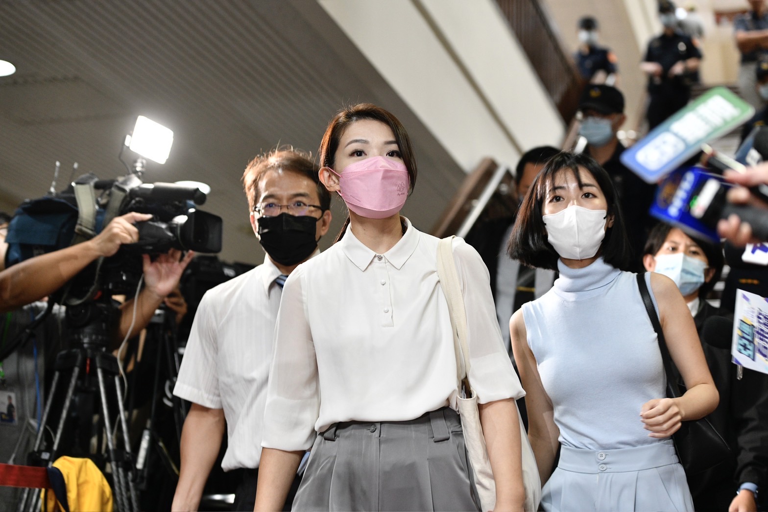 高虹安至台北地院出庭，當庭說明論文事後增文獻資料爭議。