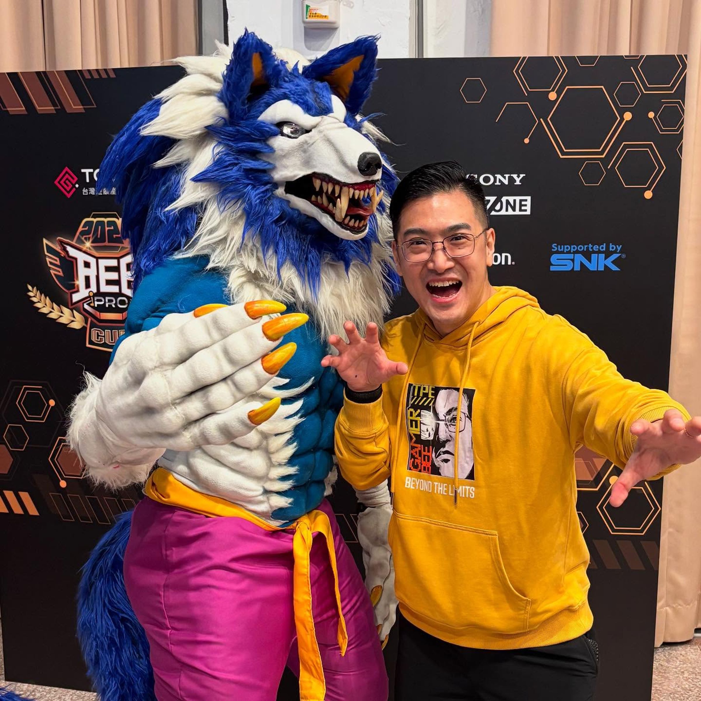 去年BeePro Cup向玉麟（右）與cosplay成遊戲角色的民眾（左）合照。（BeePro Cup提供）