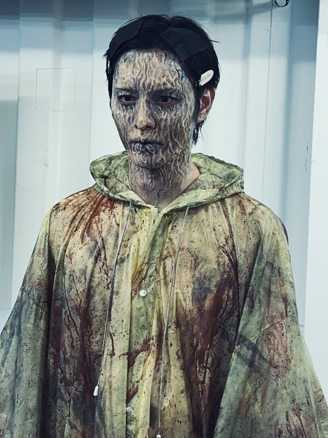 曹佑寧的「黃衣小飛俠」特化妝把許多觀眾嚇慘，團隊以「樹皮」為概念，他臉上還有樹皮裂痕、紋路，很逼真。（威視提供）