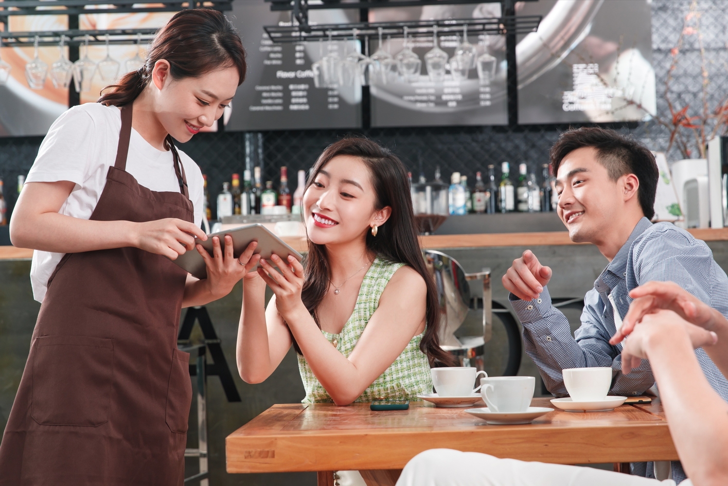 現在許多連鎖店家用掃描QR Code取代店員人工點餐。示意圖（東方IC）