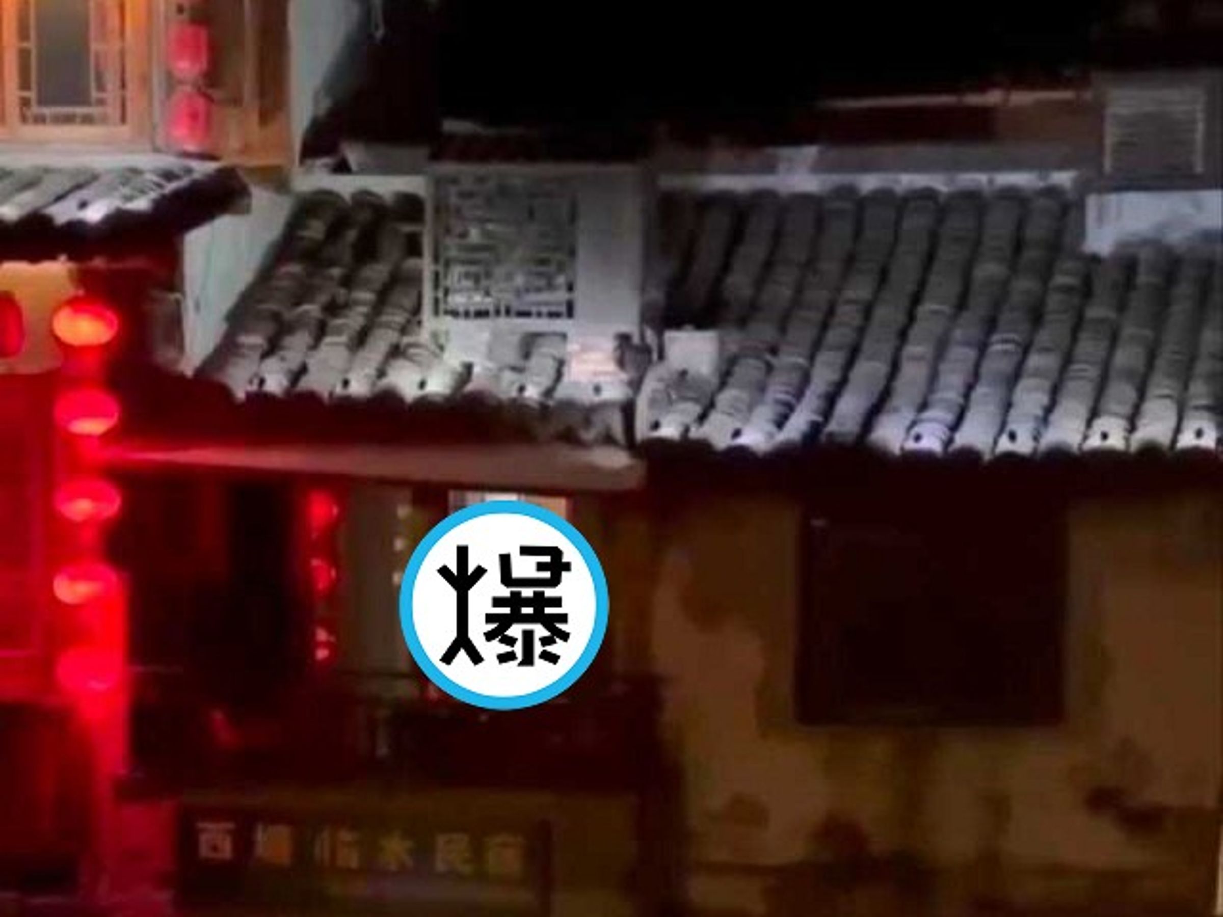 小橋流水人家，情侶春宮嗨天涯！圍觀鄉民喊「我不行了」。（翻自《黑料網》）