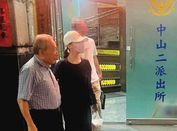 洪家人17日報案協尋洪騰勝，派出所很快找到洪，但洪強調沒被脅迫，最後跟現任妻子楊于萱一同離開。