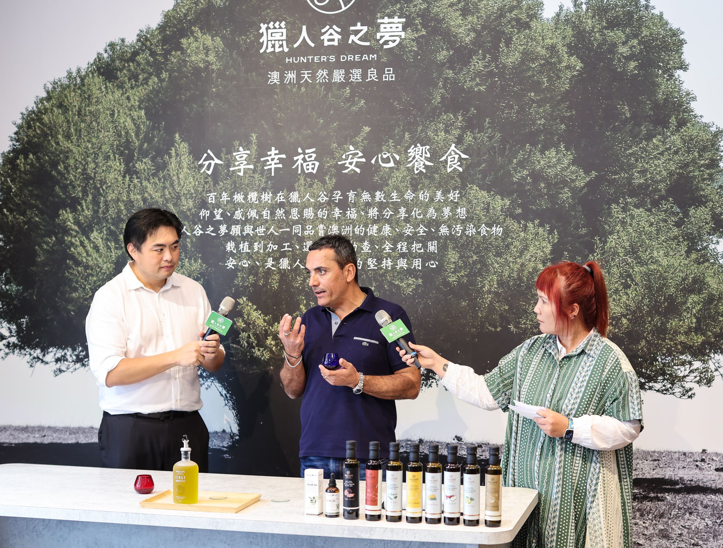 獵人谷之夢執行長Michael(左)與希爾斯頓農場總經理Marou(右)分享辨識橄欖油品質的方法。(獵人谷之夢提供)
