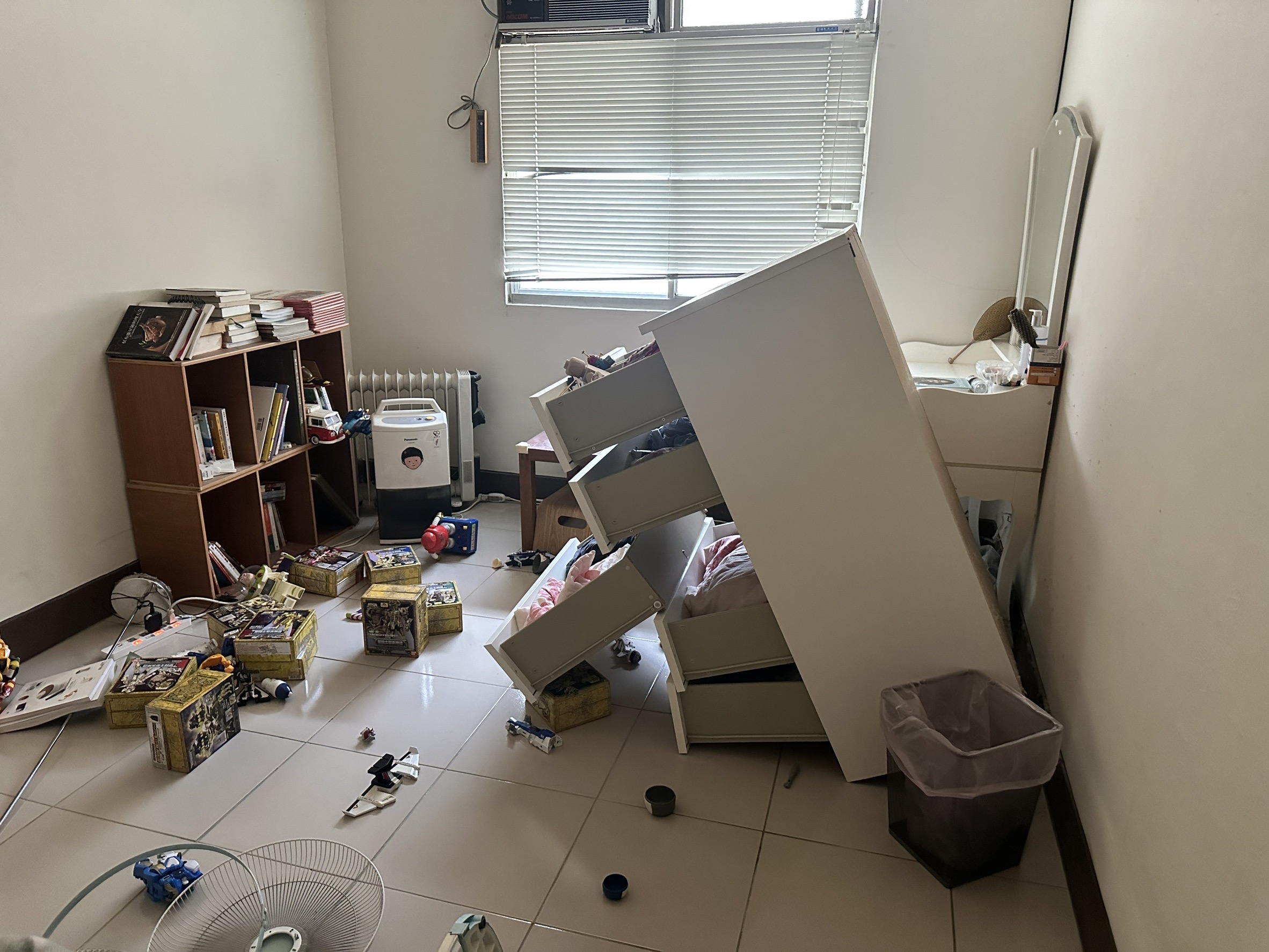 內政部提醒地震躲「黃金三角」其實是錯誤觀念，反而會被重物壓傷。