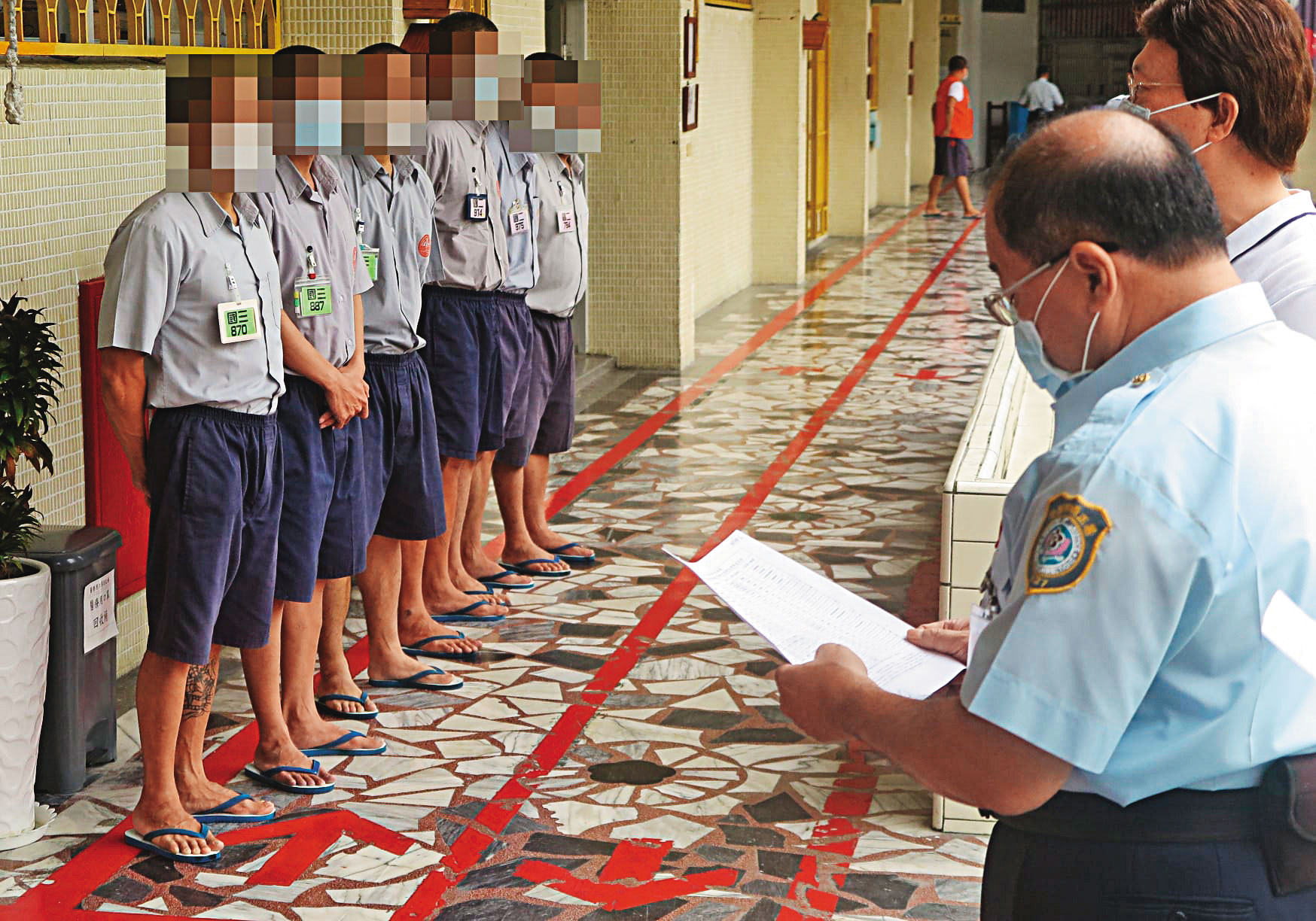 許多教化人員認為穿著便服上班，不如穿著制服對收容人較有威嚇力。（翻攝花蓮監獄臉書）