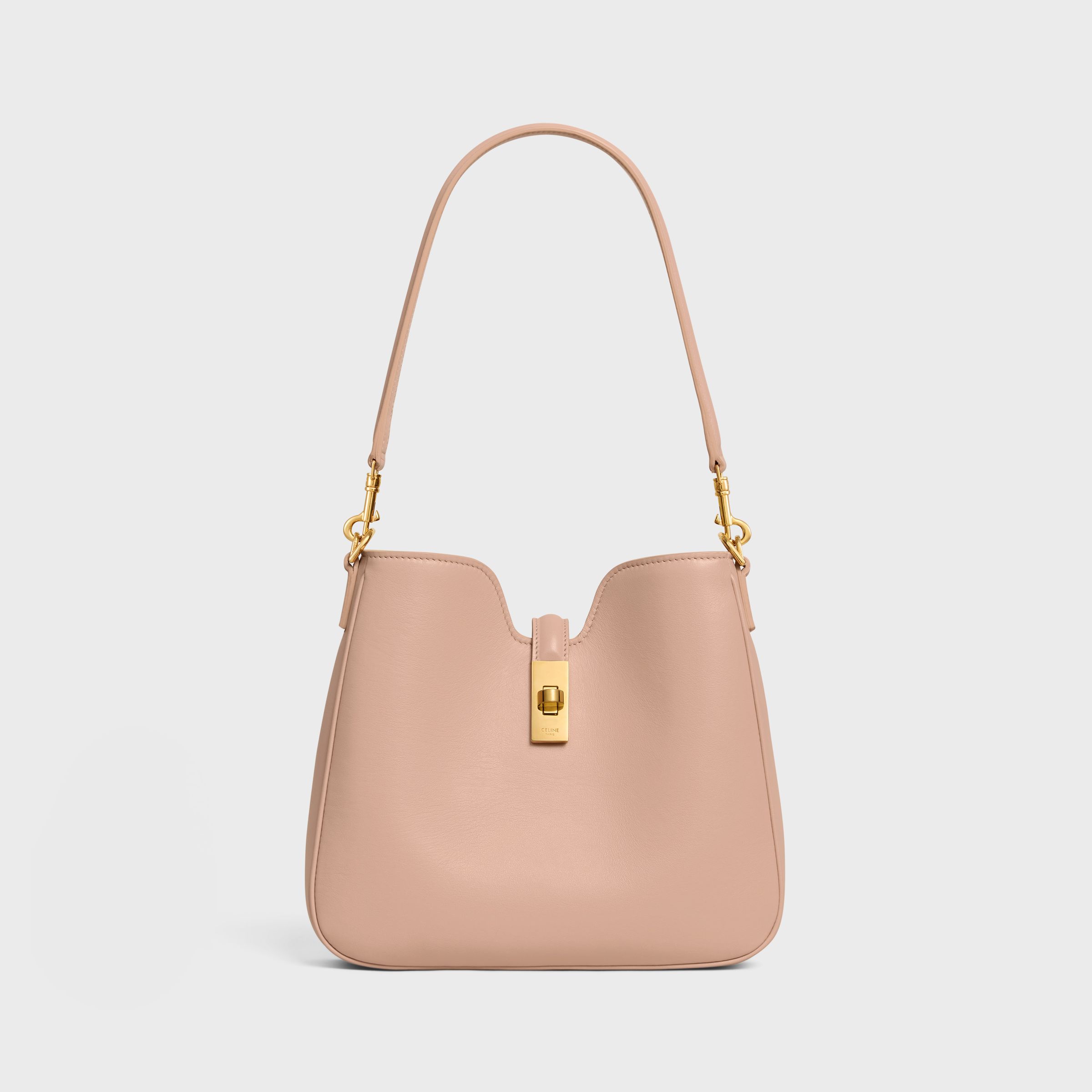 CAMILLE 16 SOFT光滑牛皮革小型手袋。NT$99,000（CELINE BY HEDI SLIMANE提供）