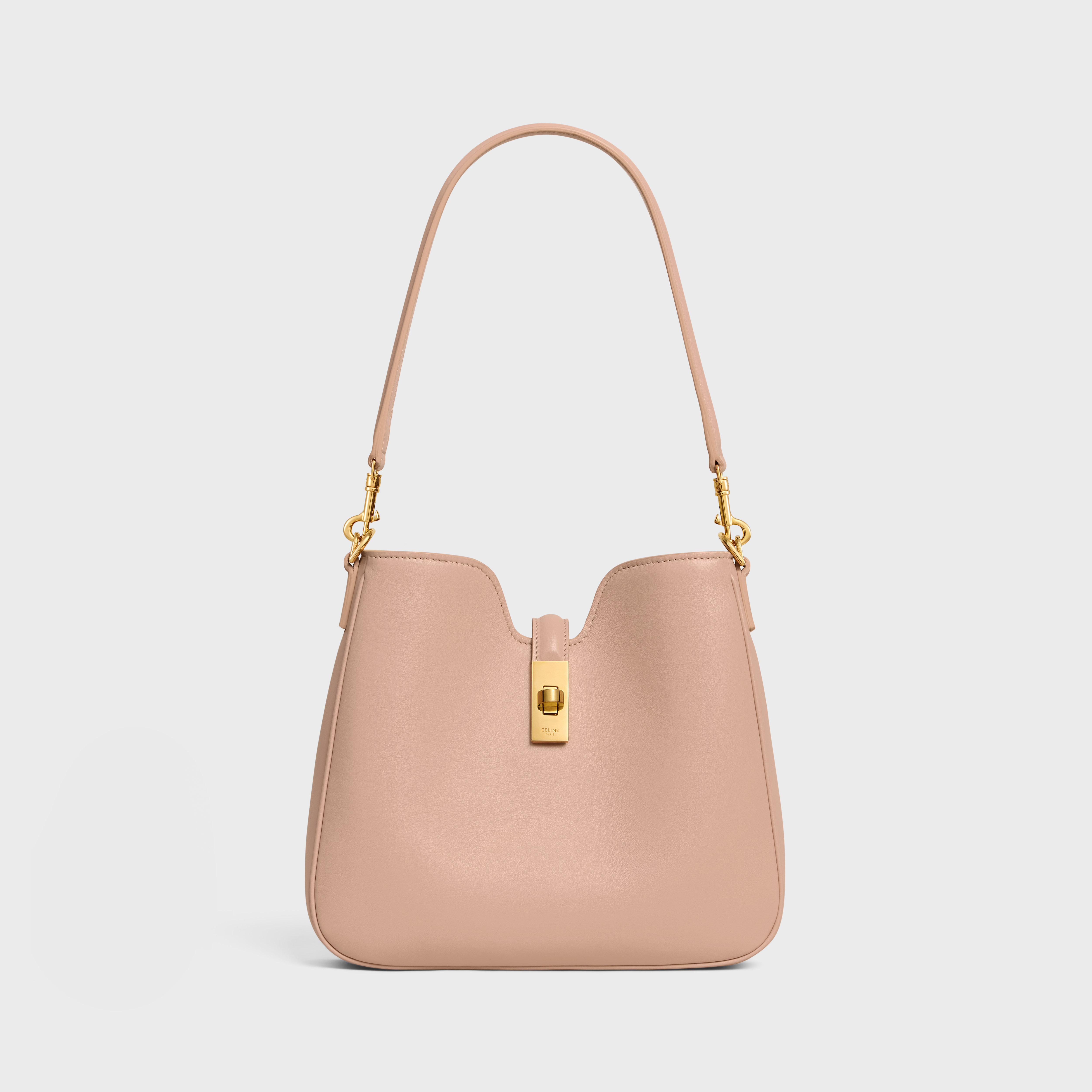 CAMILLE 16 SOFT光滑牛皮革小型手袋。NT$99,000（CELINE BY HEDI SLIMANE提供）