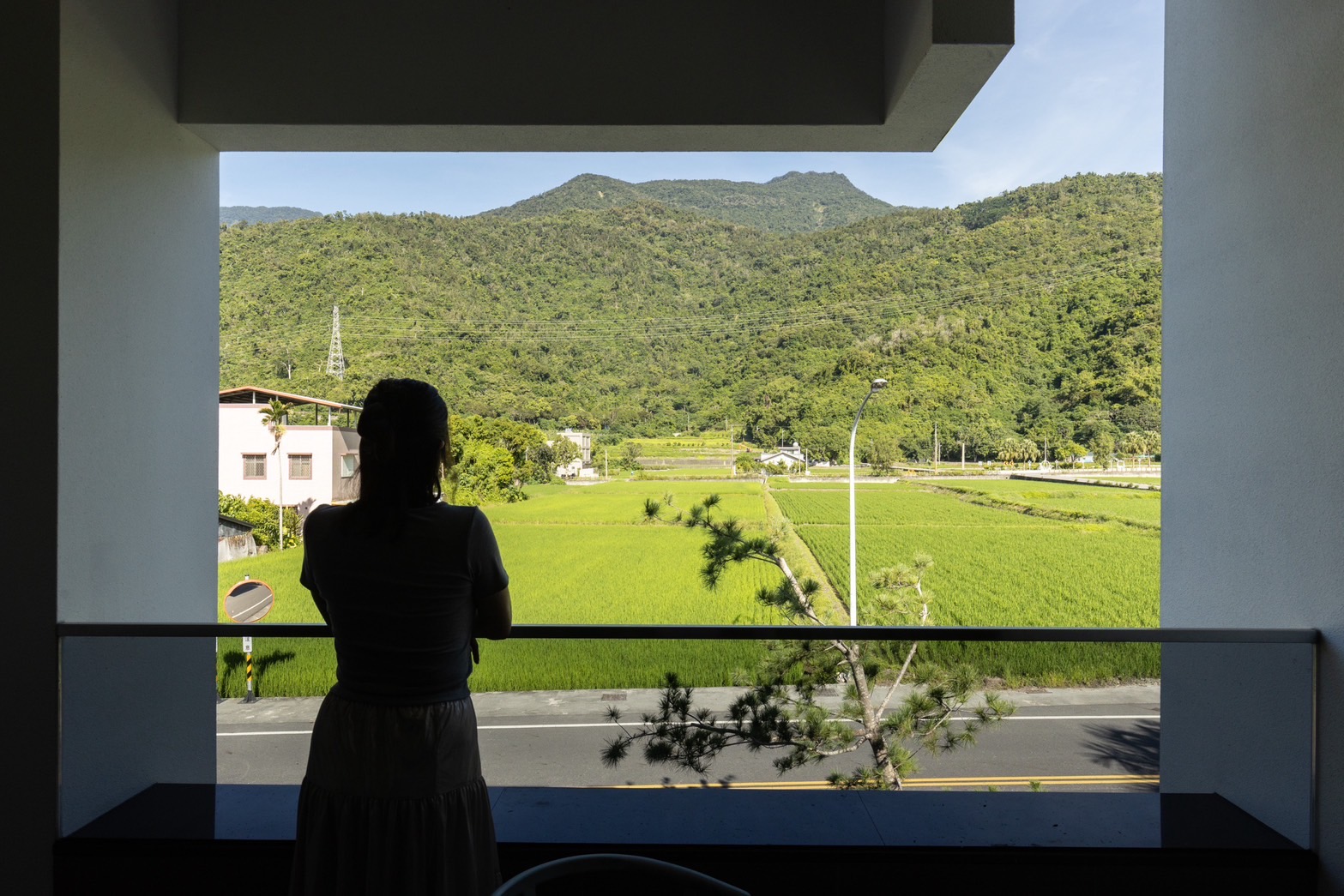 入住茶田關舍的房型正好望向大片稻田與山巒，一早就讓雙眼被綠意淨化。