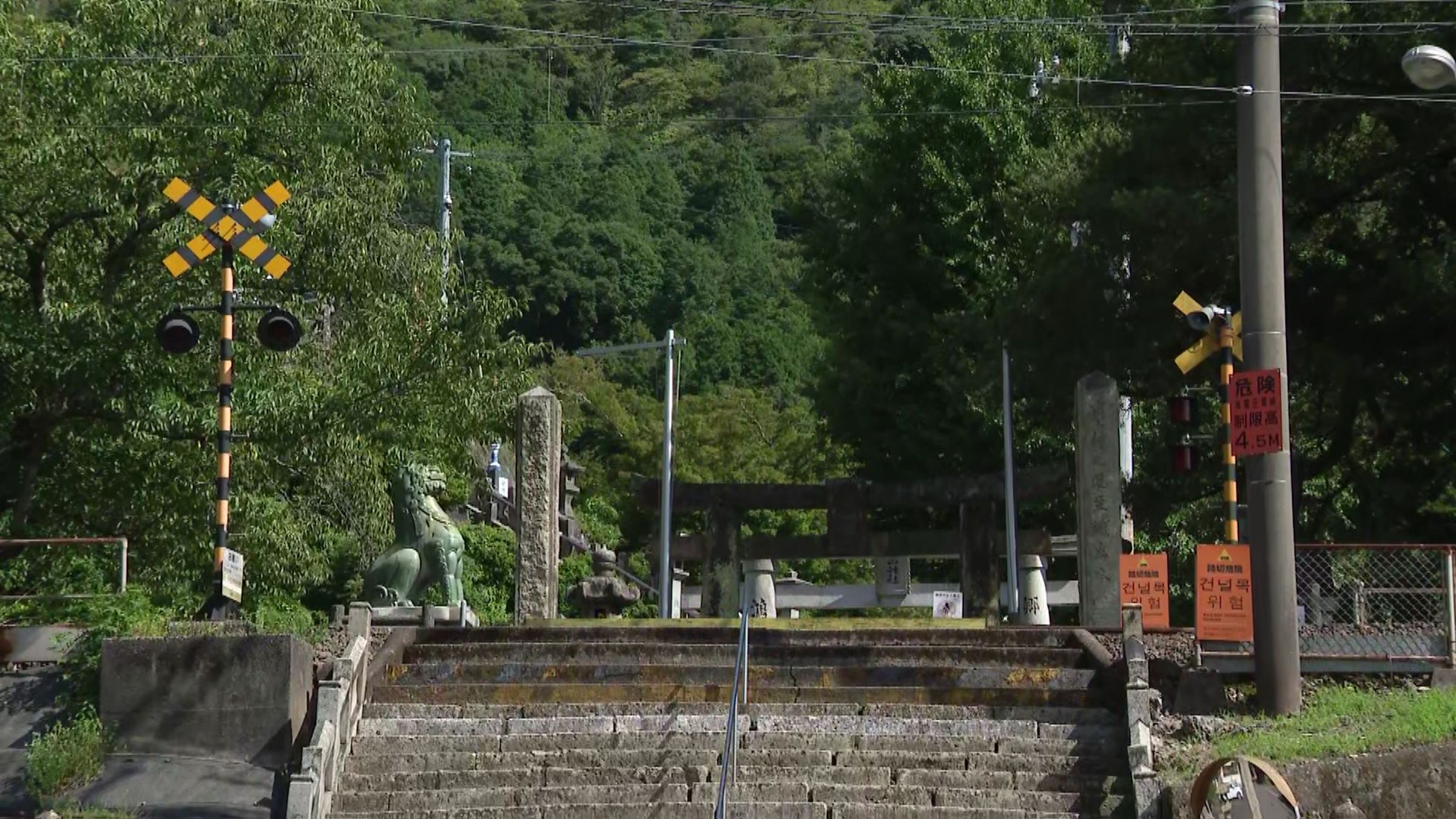 佐賀縣有田町陶山神社前的鐵道昨天發生意外事件，有位55歲台灣女性觀光客遭撞送醫不治。（翻攝自RKB毎日放送NEWS X平台）