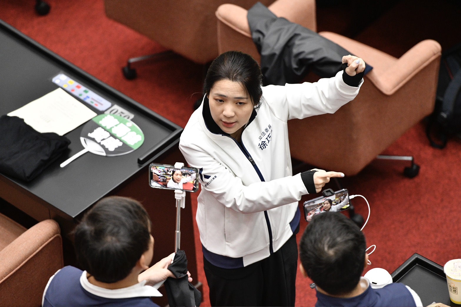 徐巧芯發出聲明指自己無辜，針對遭杜秉澄控涉潛艦不法，一概不予回應，拒絕受訪。