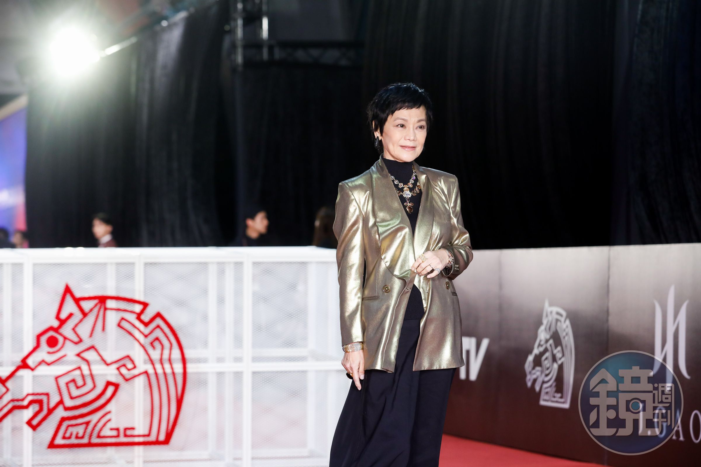 張艾嘉以充滿氣場的金色外套出戰紅毯。