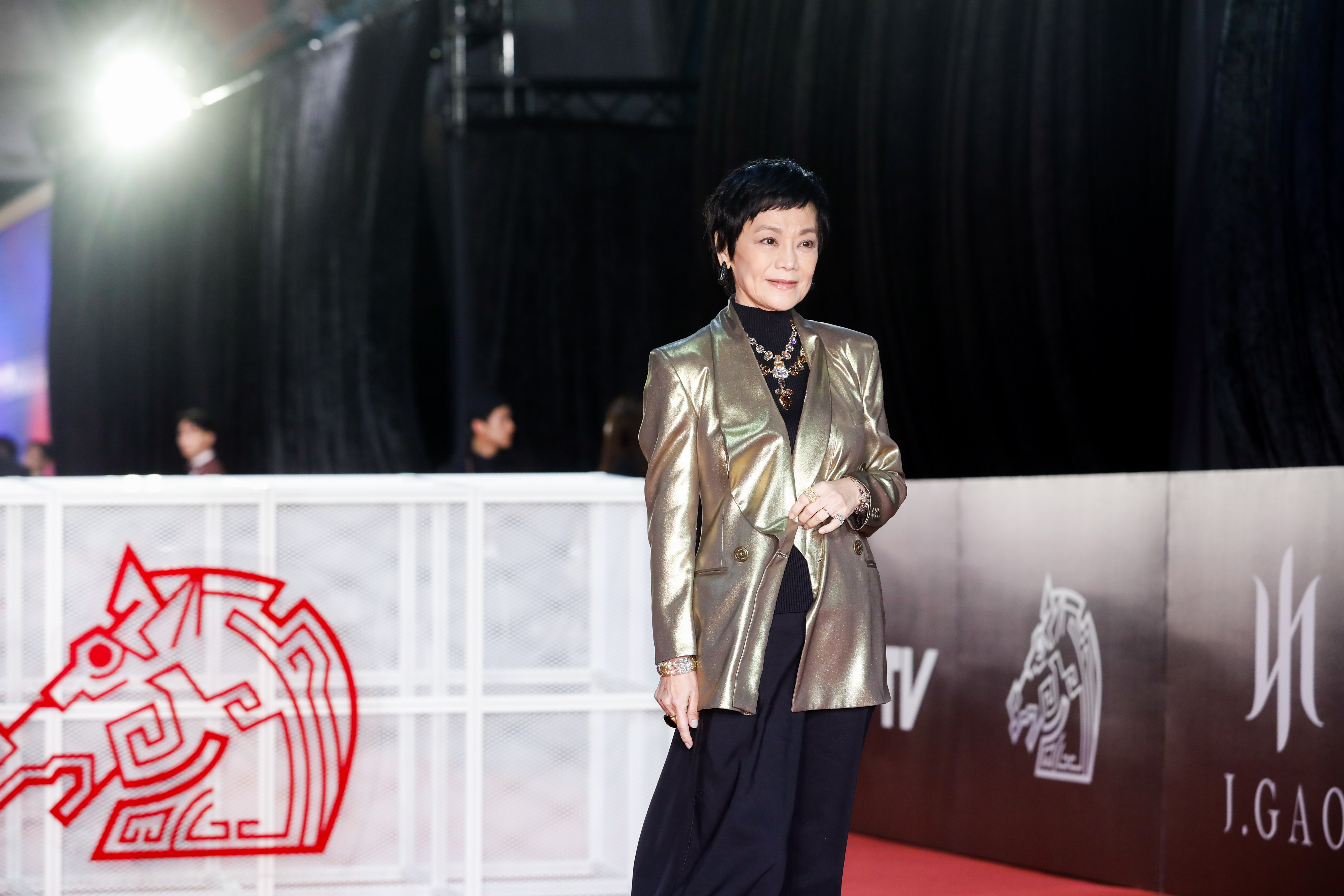 張艾嘉以充滿氣場的金色外套出戰紅毯。