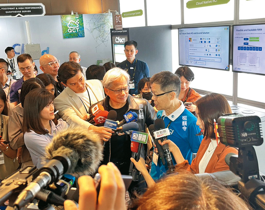 輝達與廣達交情好，黃仁勳特地將他的招牌Dunhill皮衣外套交給廣達雲端事業悍將楊麒令。