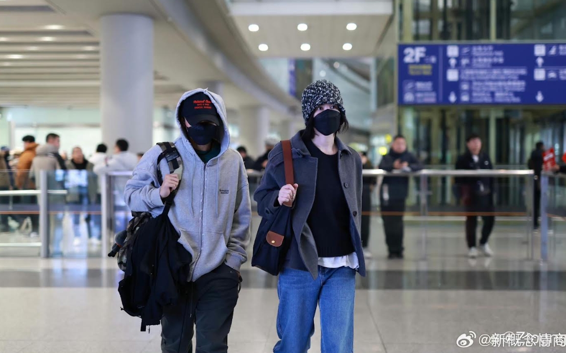 年初王菲與謝霆鋒從日本旅遊返回北京,難得甜蜜同框。(微博圖片)