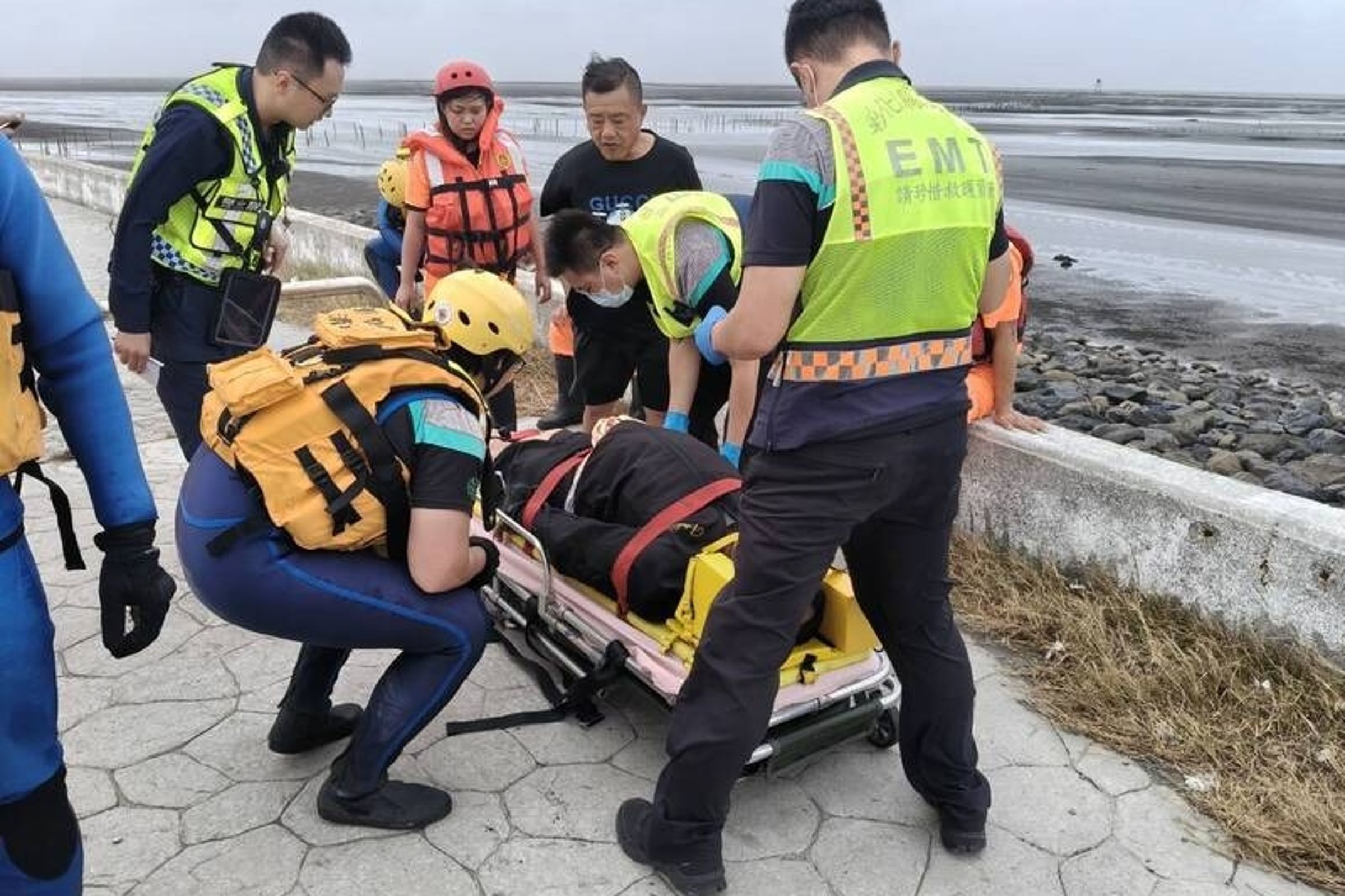 彰化縣今日被列為強風橙色警戒區,仍有1名約60歲男子不顧警報前往海邊釣魚。(彰化消防局提供)