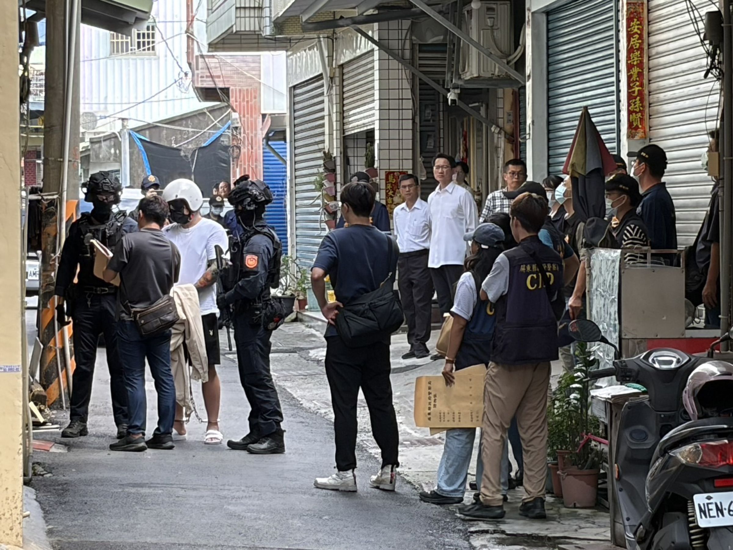 警方押解林嫌(頭戴白色安全帽)回住處搜索。讀者提供