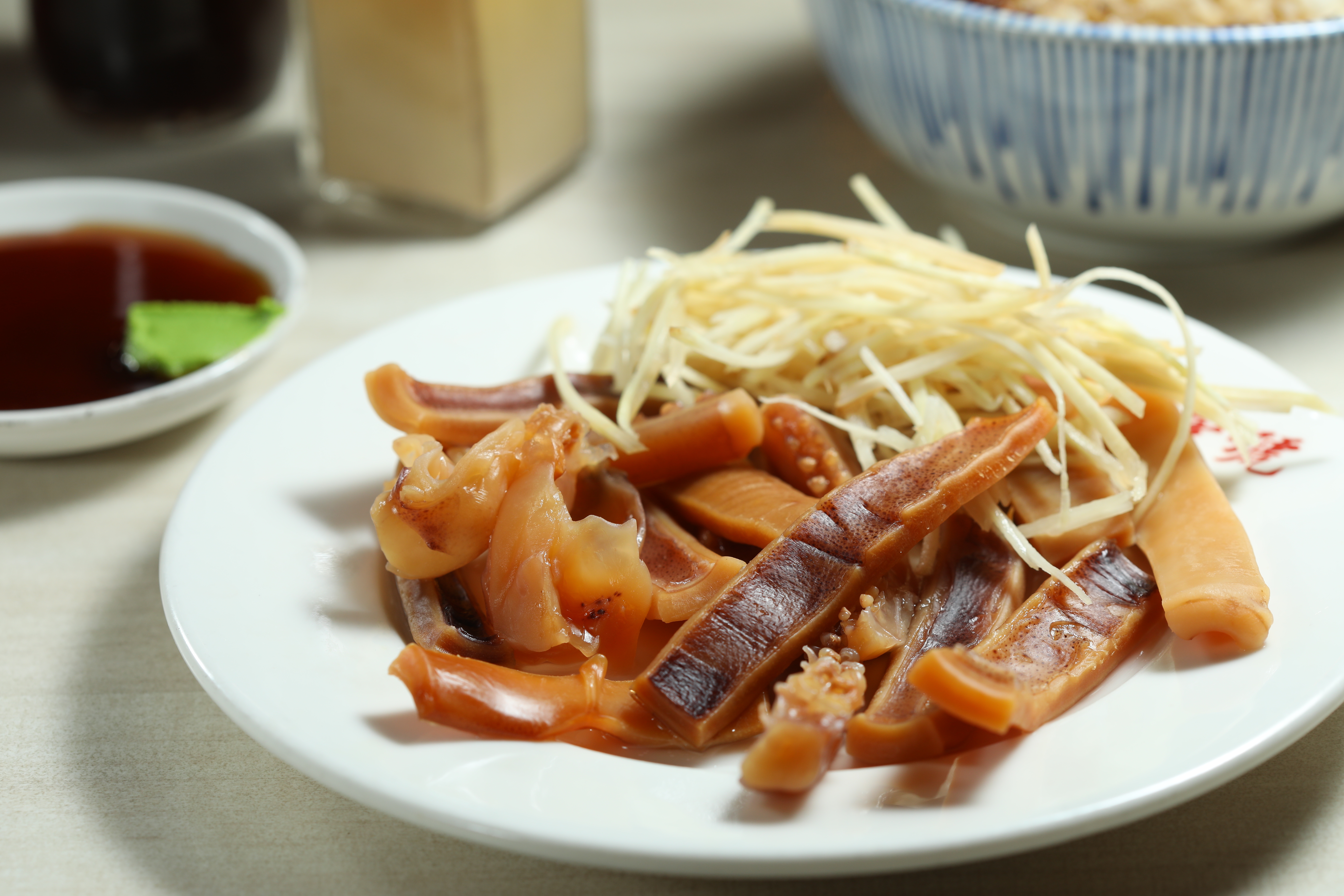 源自台北大稻埕、迪化街南北貨的魷魚小吃,是來到台北的必嘗美食。圖為「兩喜號」的燙魷魚。(90元/份)