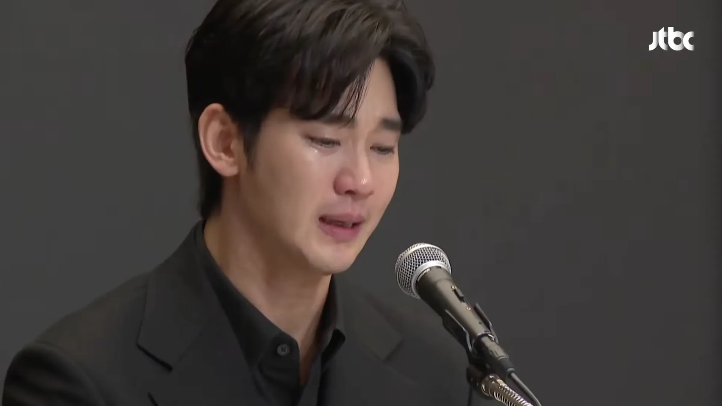 金秀賢在出面說明時哭了很久，但仍無助於挽回形象。（翻攝自網路）