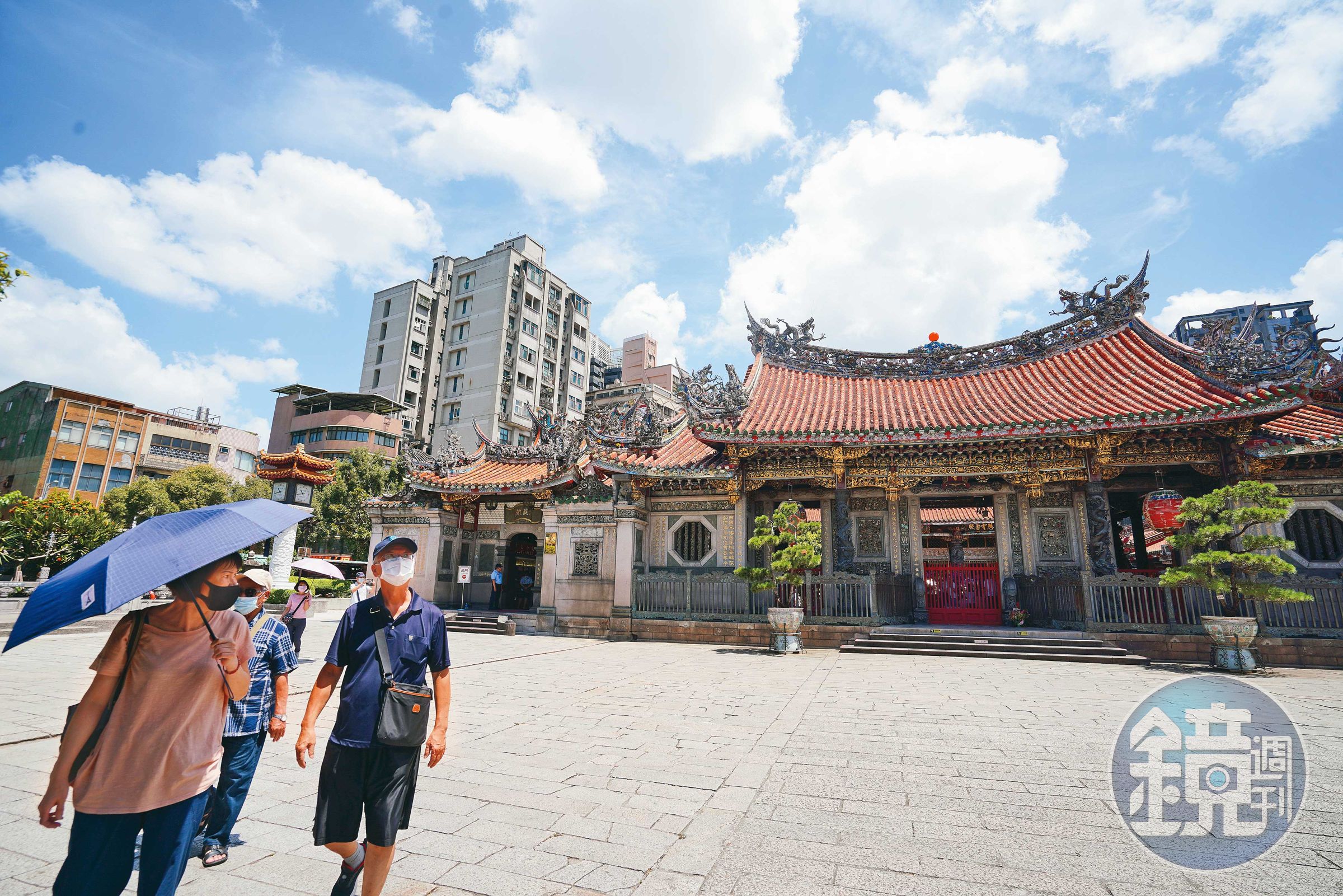 龍山寺所屬的「北萬華」被軌道包圍，交通便利性、商圈成熟度都大幅提升。