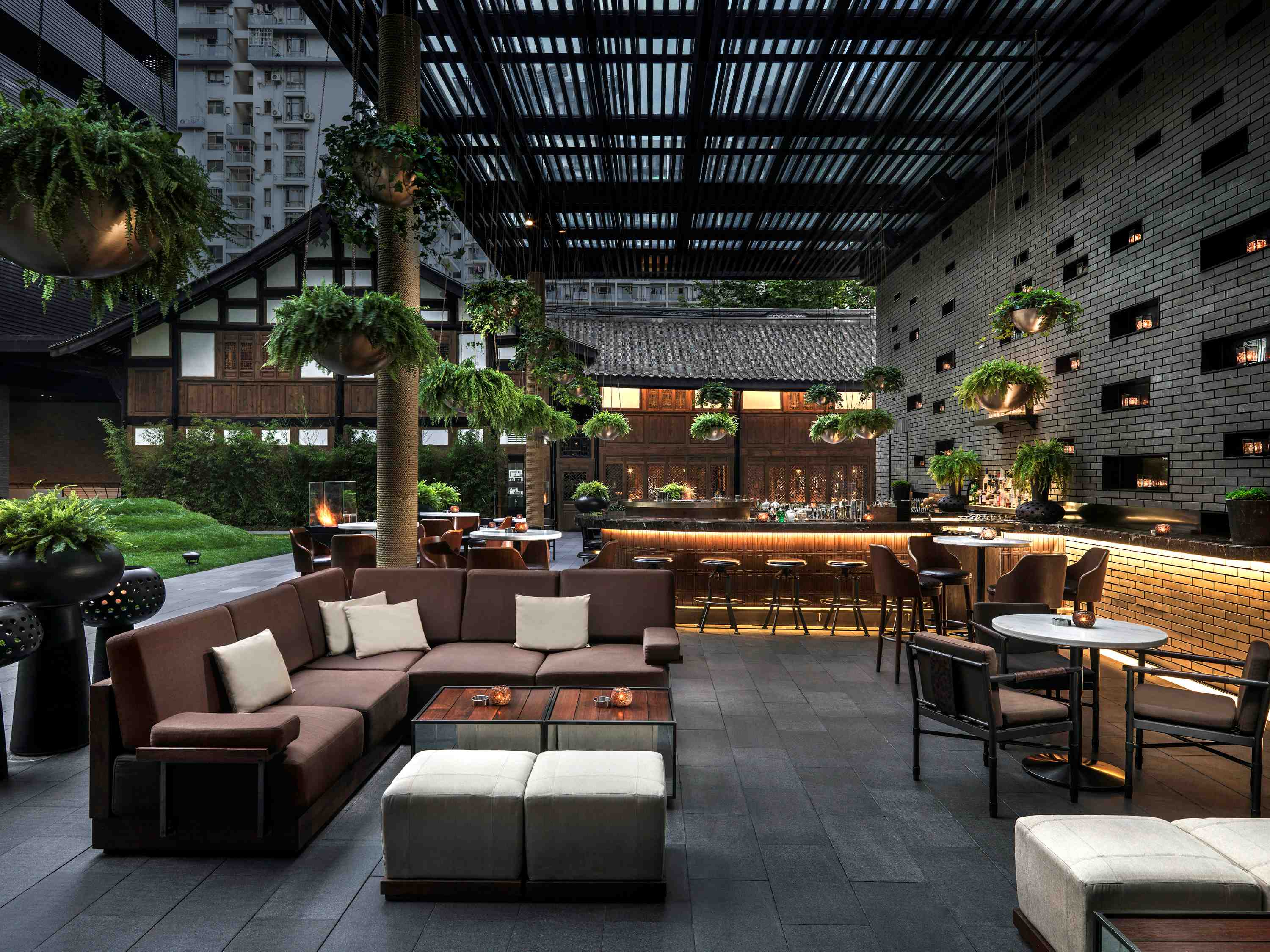 走進成都居舍的Jing Bar戶外空間,頓時有穿梭古今的感覺。(Upper House提供)
