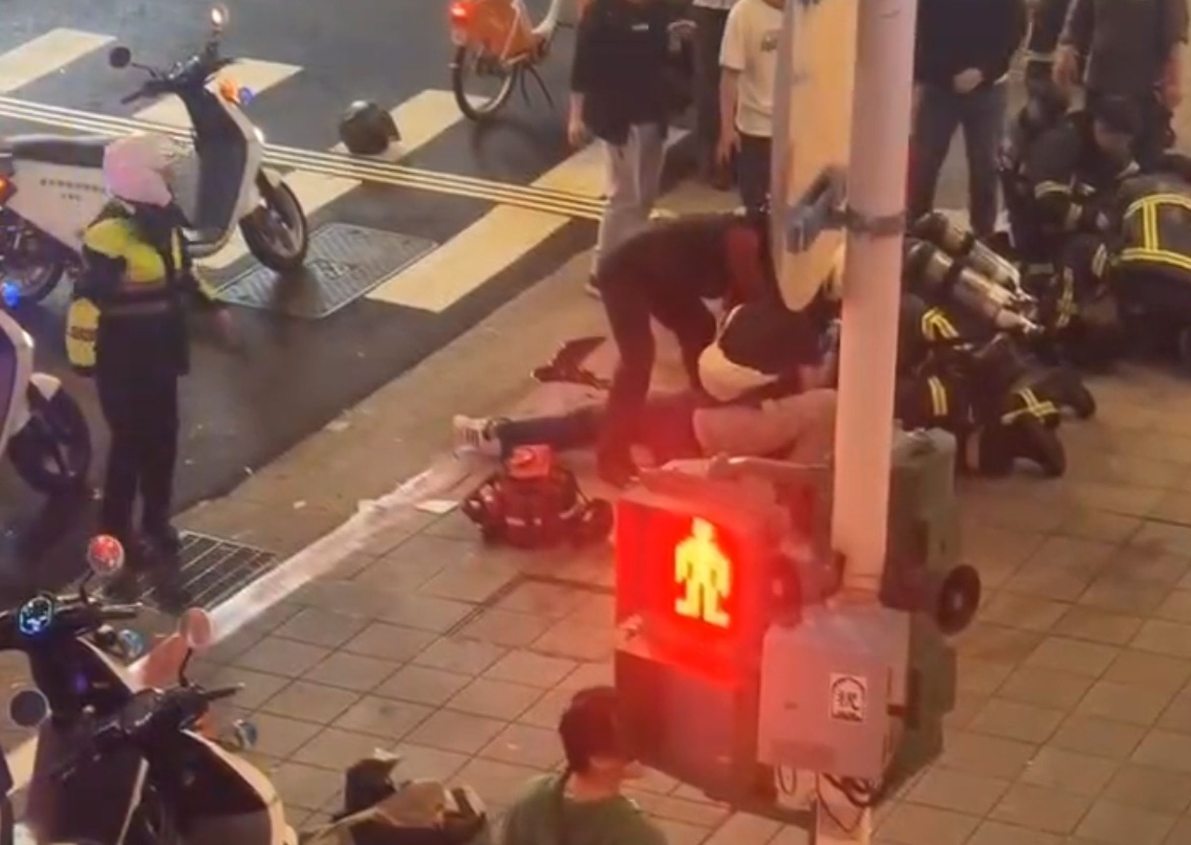嫌犯張文在捷運北車站、中山站商圈隨機殺人，釀4死多傷，警消在現場搶救傷患。（翻攝畫面）