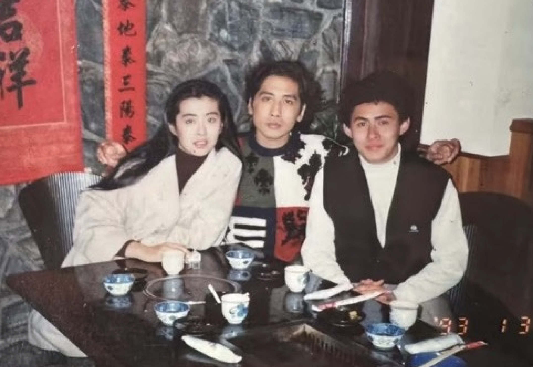 齊秦(中)和王祖賢(左)1993年時到成都的舊照。(翻攝小紅書)