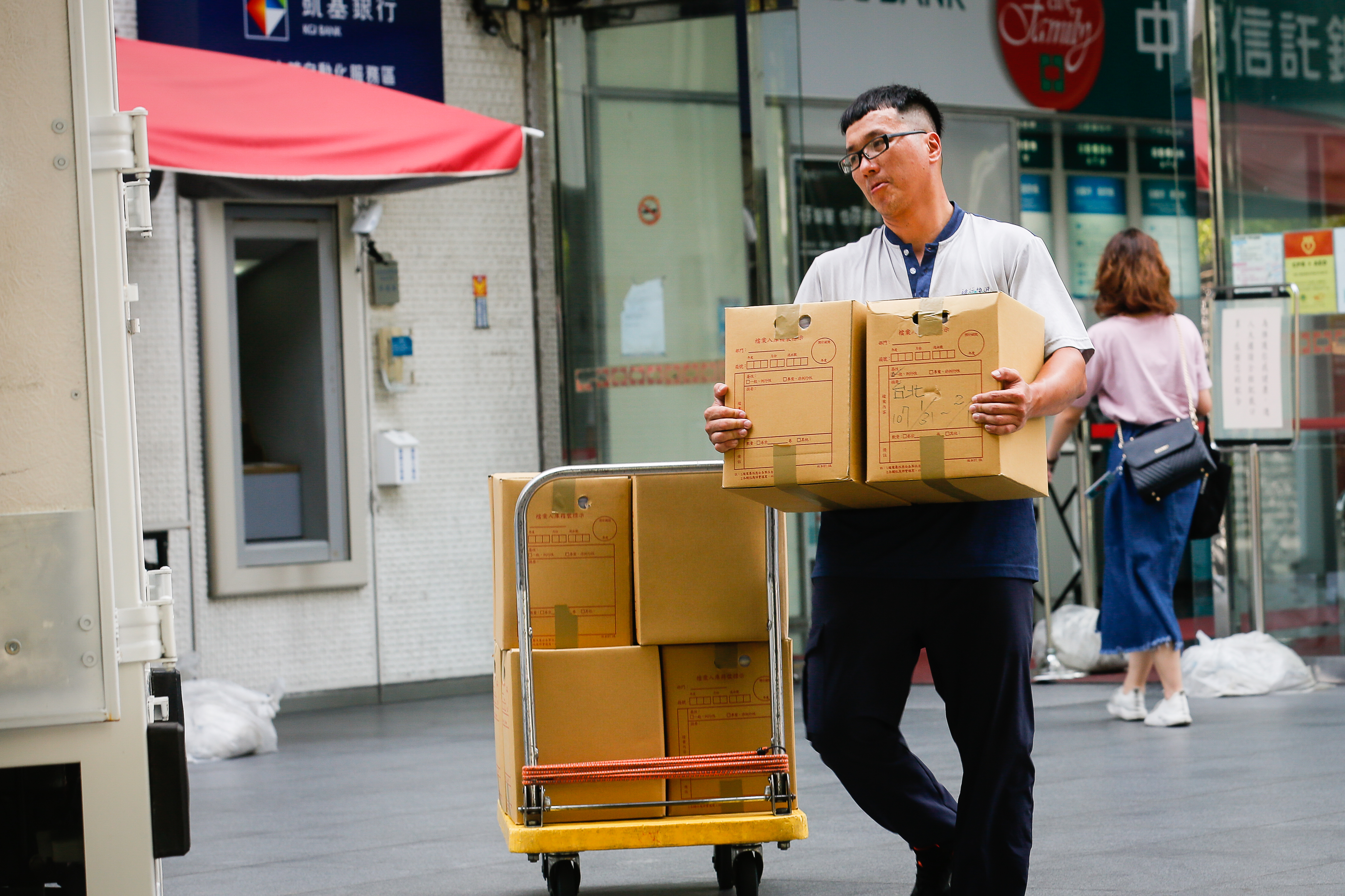 雇主提6%＋自提6%，上班族退休金雙軌累積效果更快。