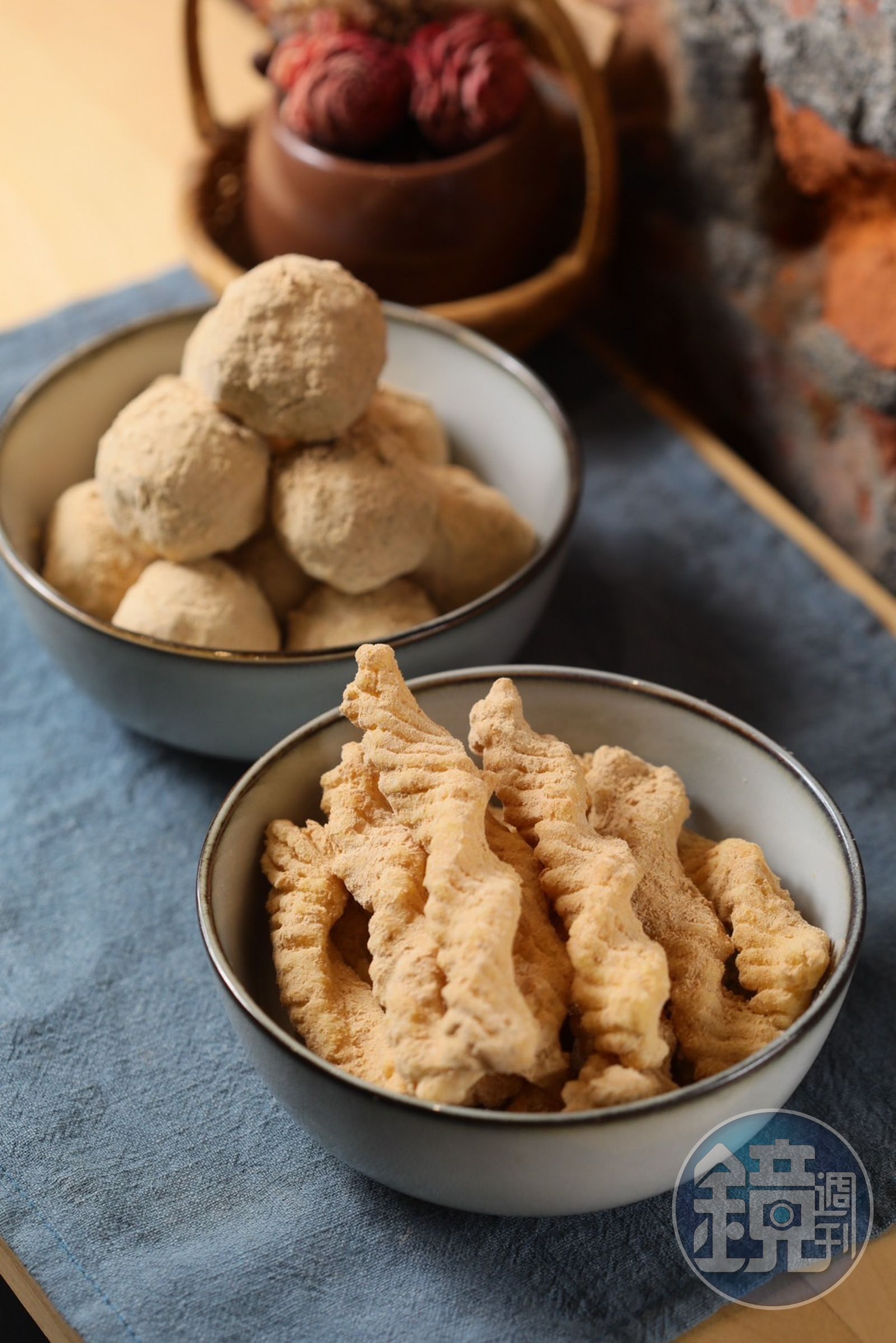 麵茶口味的「卡哩卡哩」(前,130元/包)酥脆乾爽毫無油耗味,「麻粩」(後,120元/包)則是韌中帶Q香氣十足。
