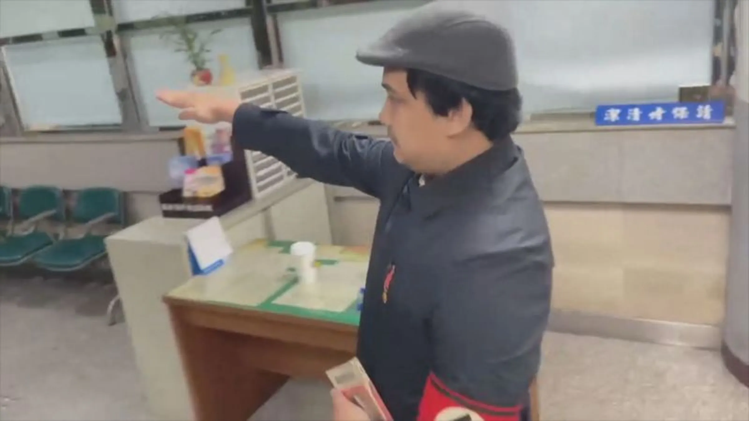 罷免案領銜人宋建樑現身新北地檢署時,公然配戴納粹標幟臂章,並比出納粹禮手勢,事後被依違反社維法移送法辦。(翻攝鏡新聞)