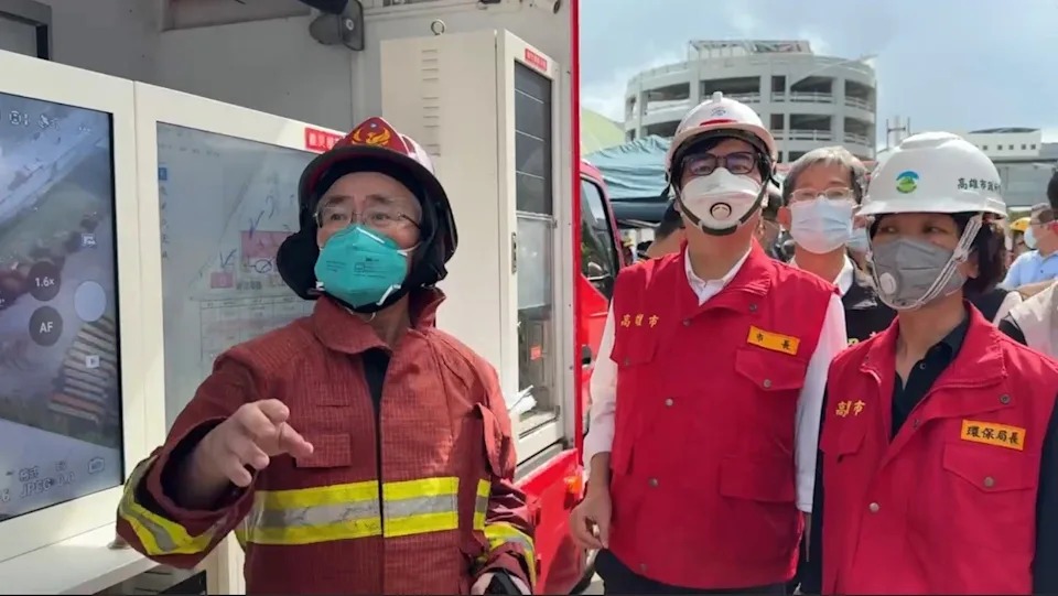 三元能源科技廠區發生火警，高雄市長陳其邁急奔現場，並勒令產線全面停工。（高市府提供）