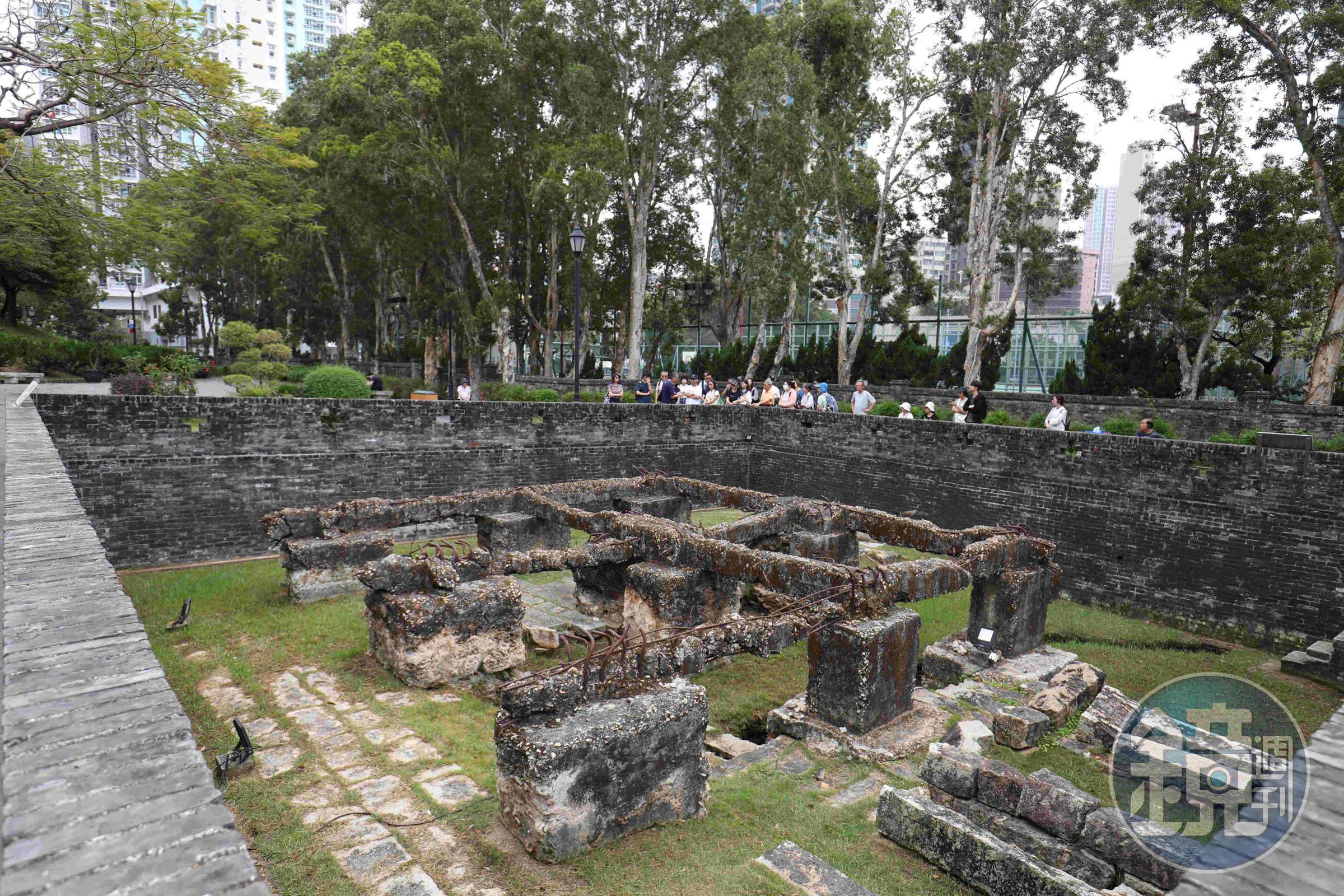 清政府在1847年興建的古城牆遺跡，如今只餘南門牆基供人參觀。