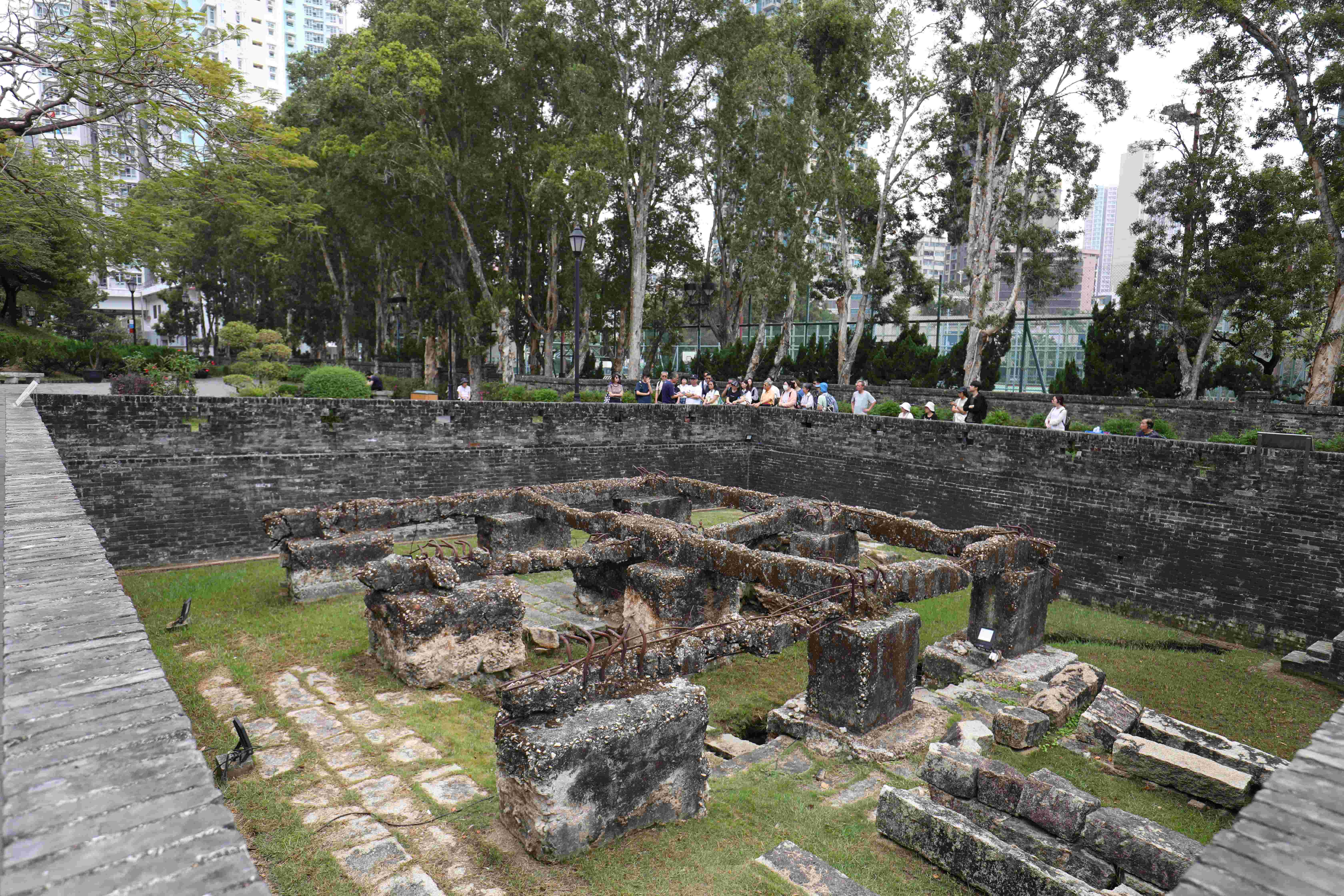 清政府在1847年興建的古城牆遺跡，如今只餘南門牆基供人參觀。