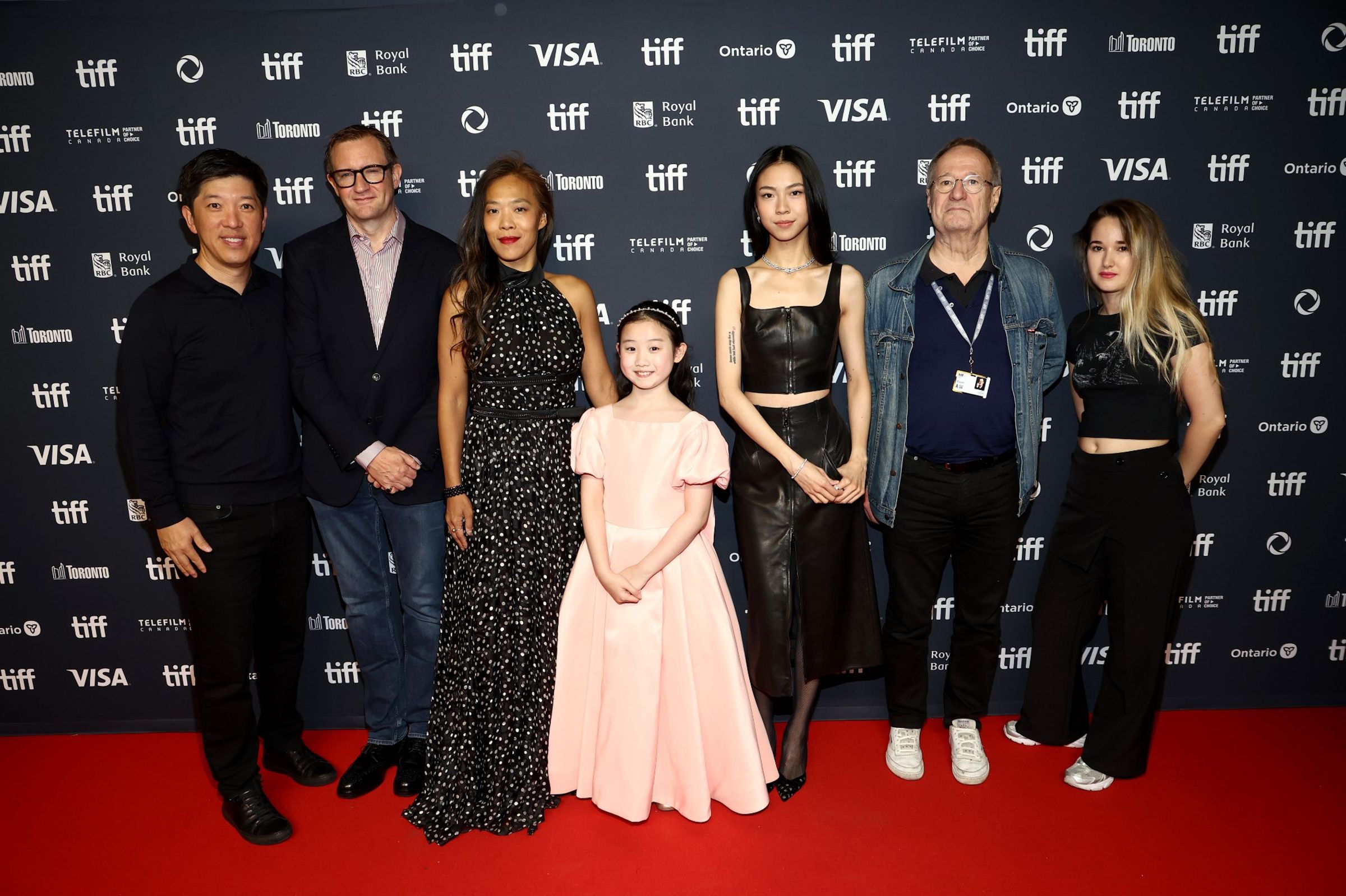 《左撇子女孩》主創齊聚多倫多影展,左起為製片 Dan Lin (NETFLIX)、製片 Mike Goodridge、鄒時擎、葉子綺NINA、馬士媛、製片Jean Labadie和製片Alice Labadie(NETFLIX提供)