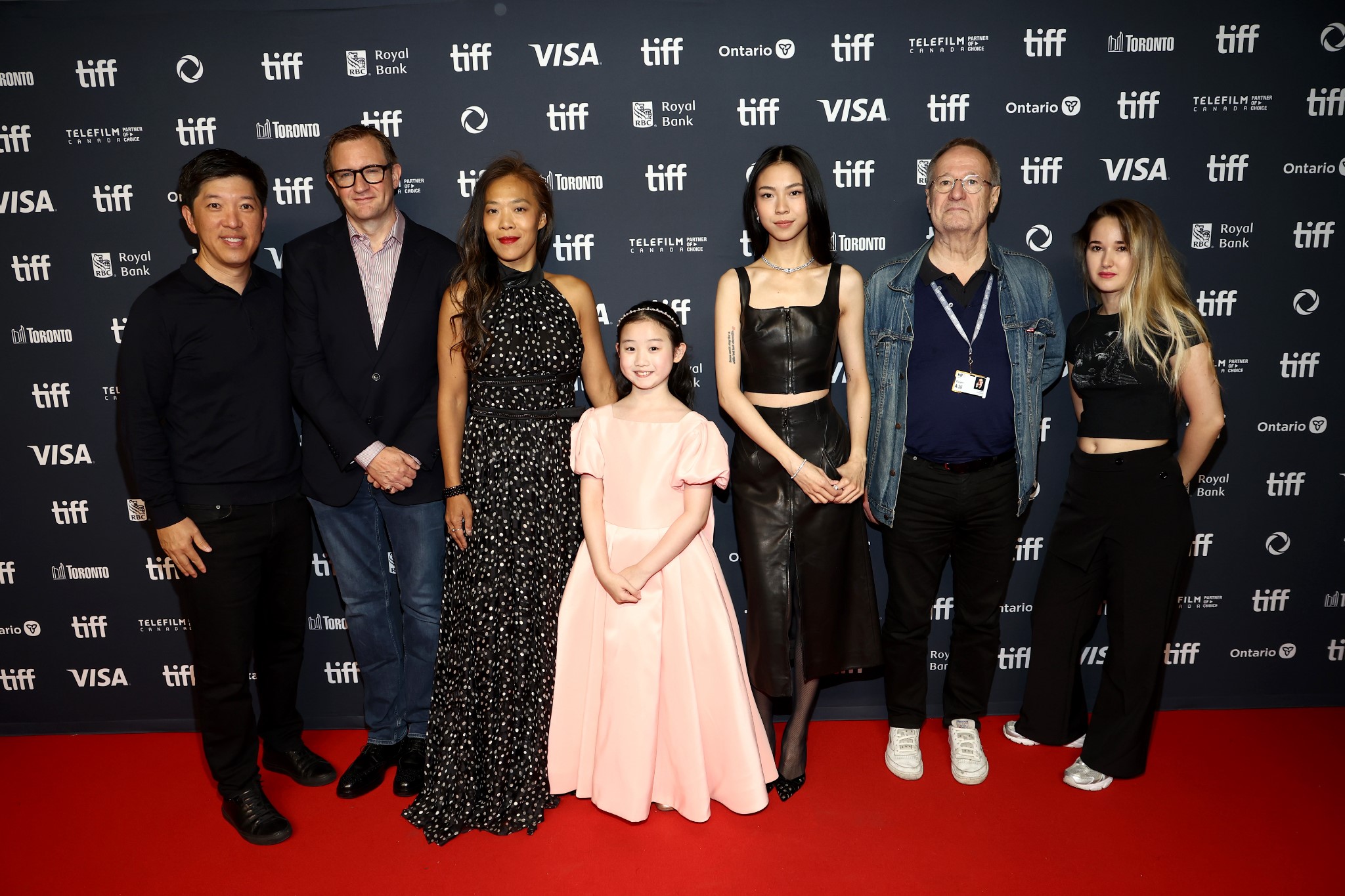 《左撇子女孩》主創齊聚多倫多影展，左起為製片 Dan Lin (NETFLIX)、製片 Mike Goodridge、鄒時擎、葉子綺NINA、馬士媛、製片Jean Labadie和製片Alice Labadie（NETFLIX提供）