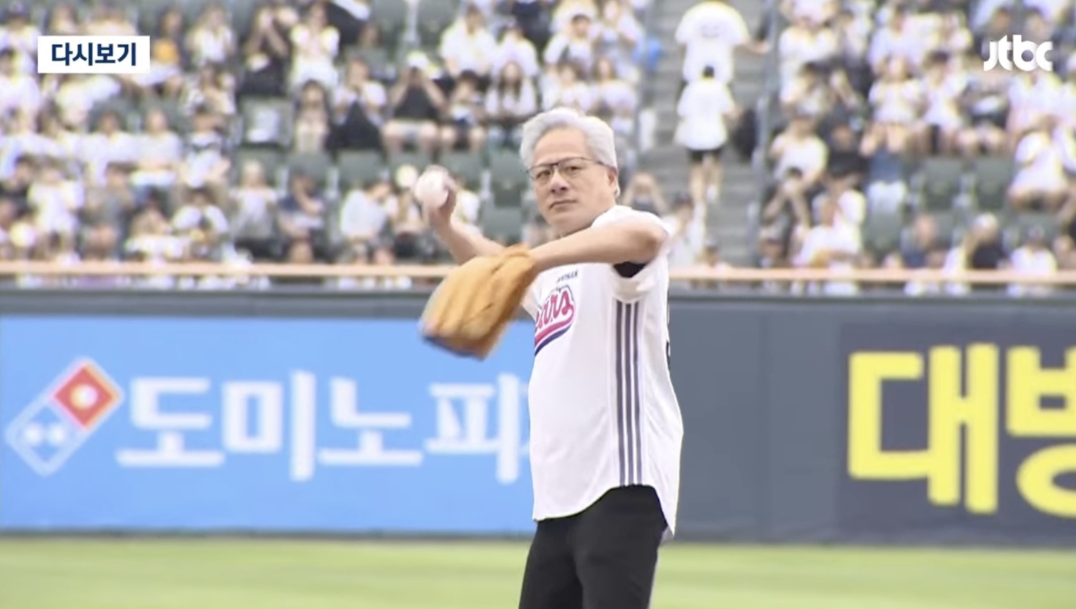 黃仁勳在韓國為斗山熊隊開球，架勢十足。（截圖自jtbc YT）
