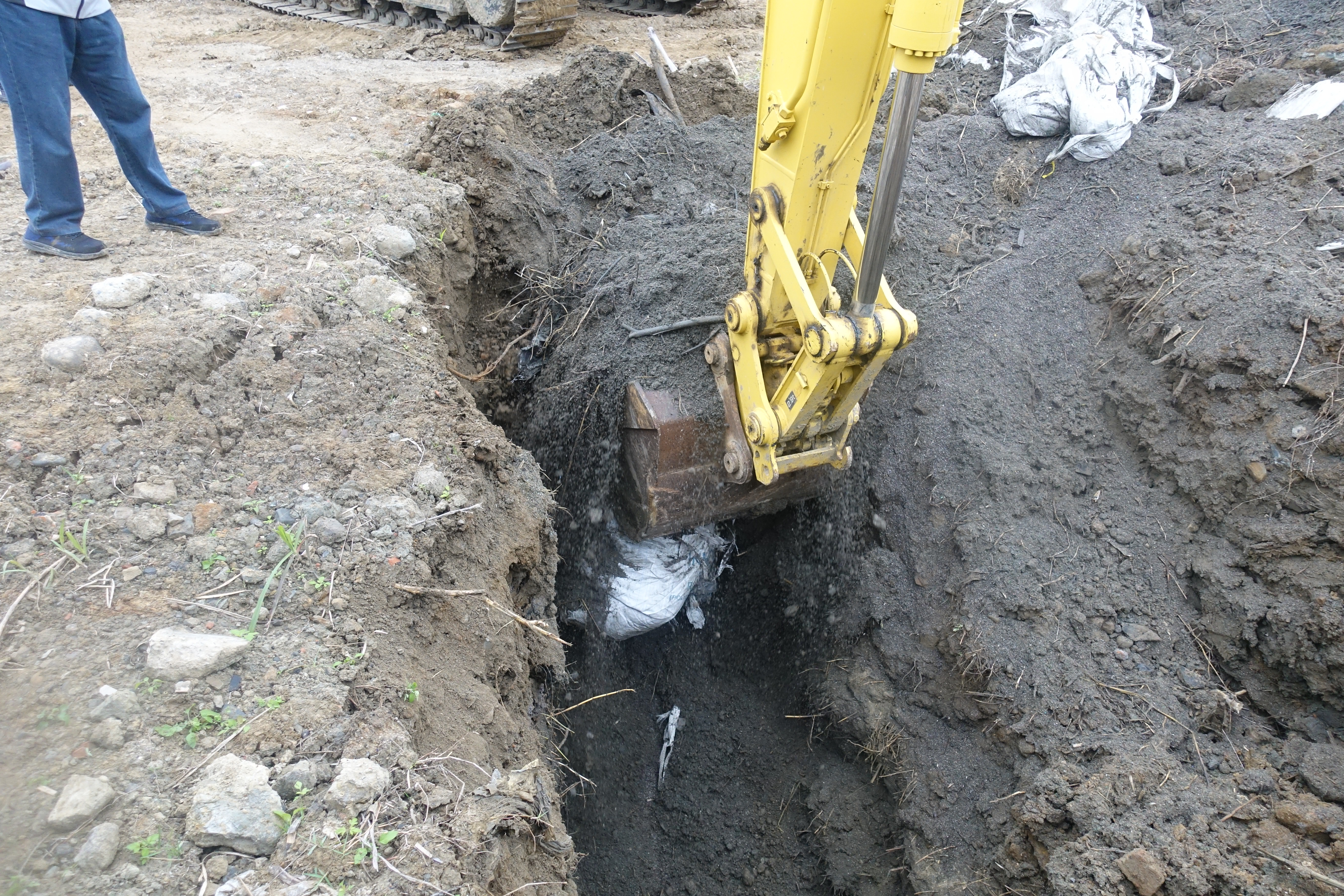 拾玖K露營區遭芫吉公司傾倒強酸廢液，去年保安警察第總隊第三大隊第二中隊開挖露營區土地時，意外挖出廢塑膠混合物。（保七第三大隊第二中隊提供）