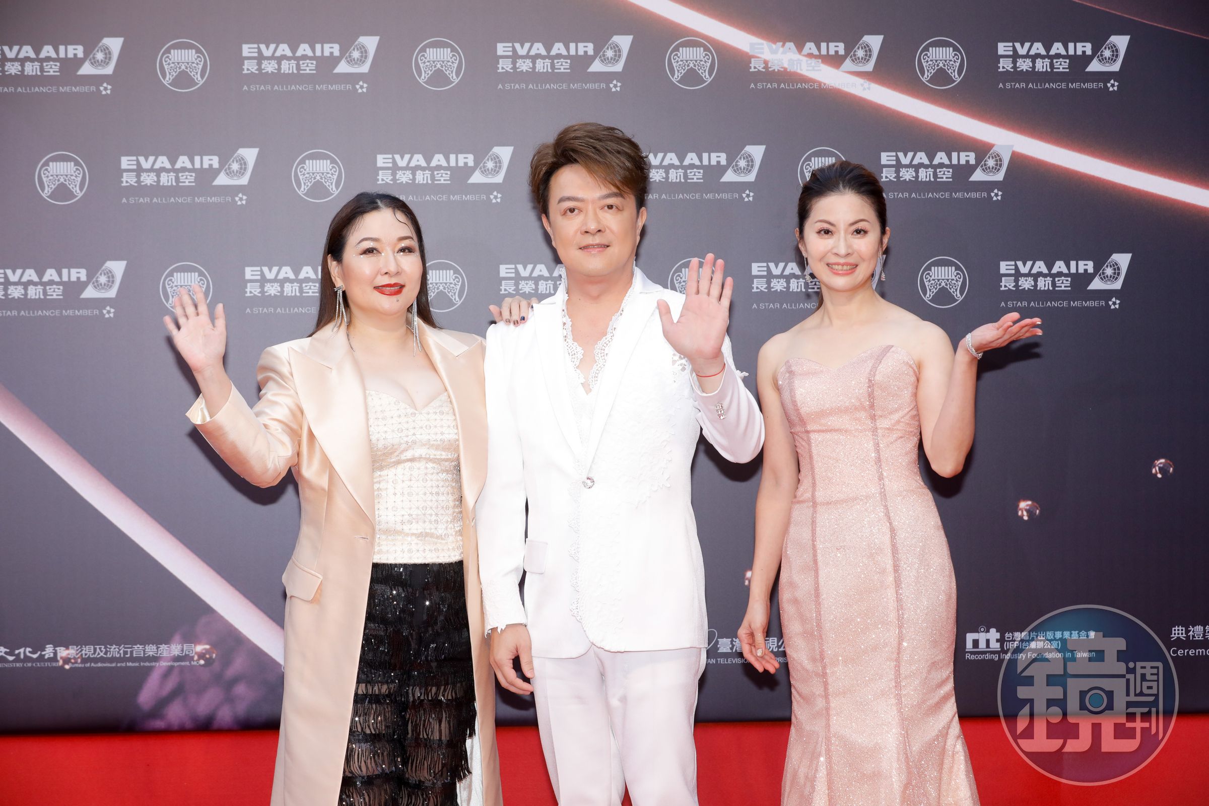 張秀卿(左)爆乳力挺翁立友。