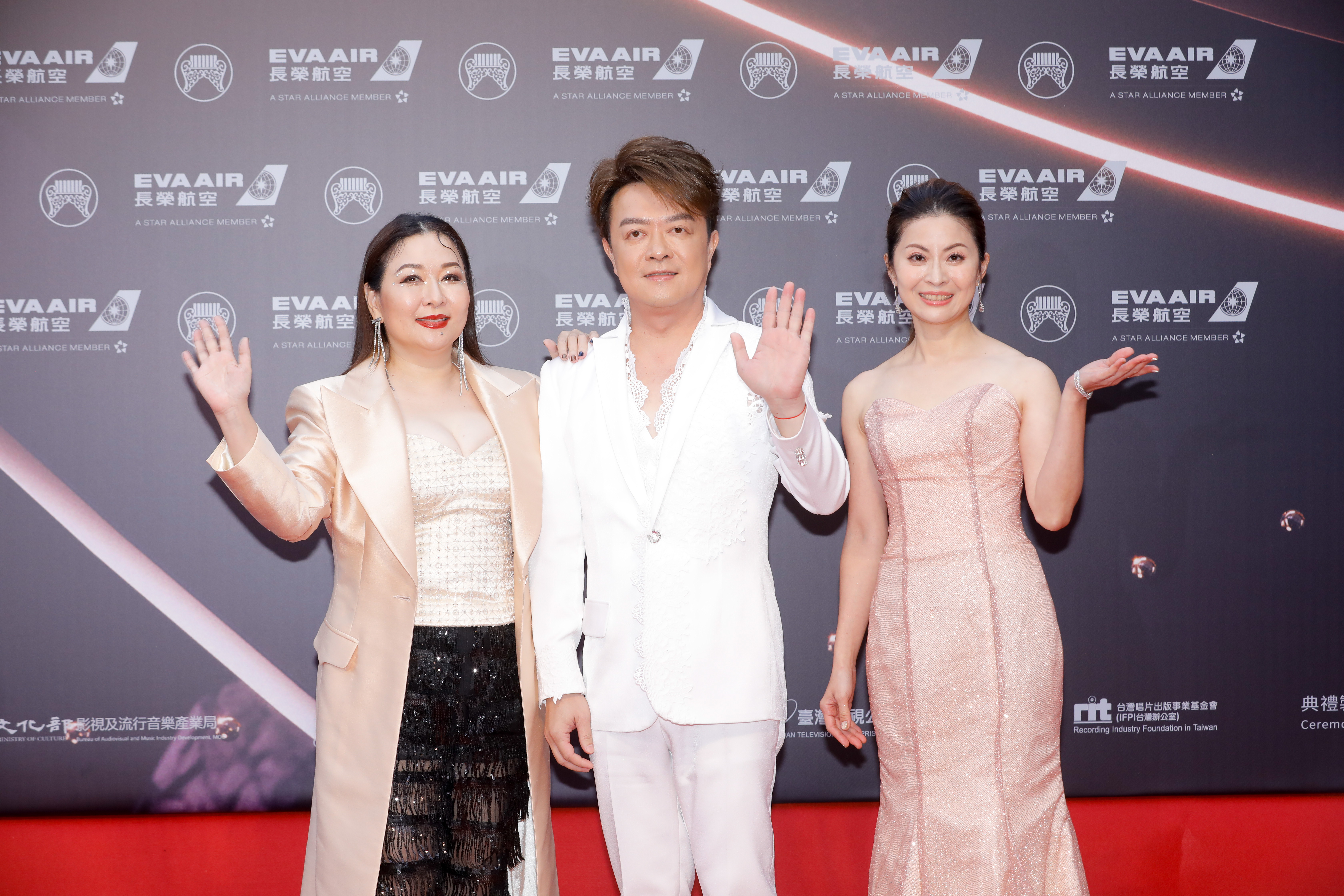 張秀卿（左）爆乳力挺翁立友。