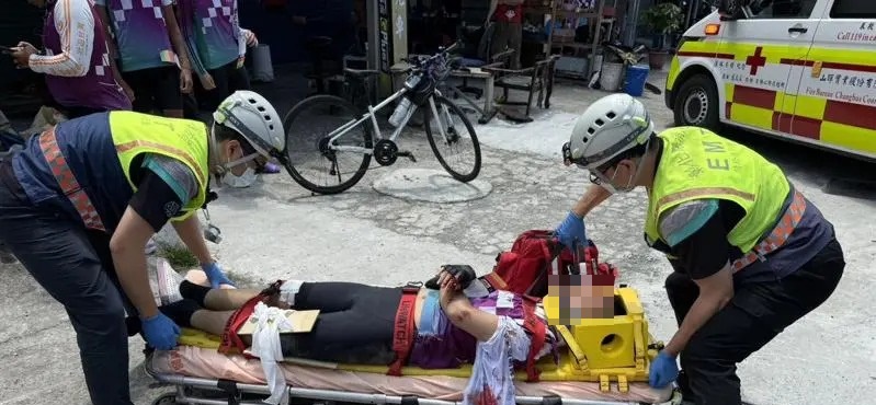 康橋國際學校秀崗校區學生正在進行「單車環島成年禮」,今卻遭逆向轎車衝撞,釀7人受傷。(消防分隊提供)
