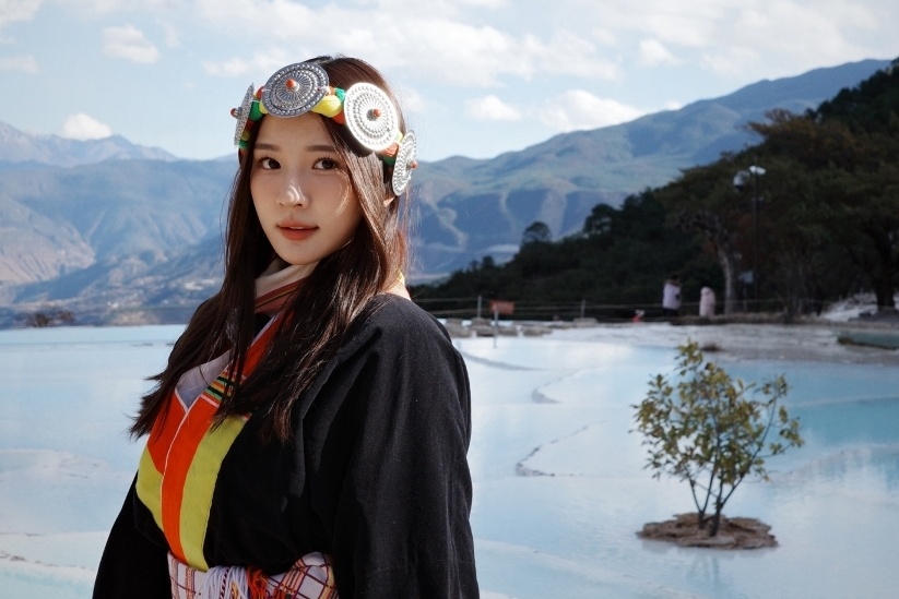 林莎出外景穿起在地民俗服裝。（中視提供）
