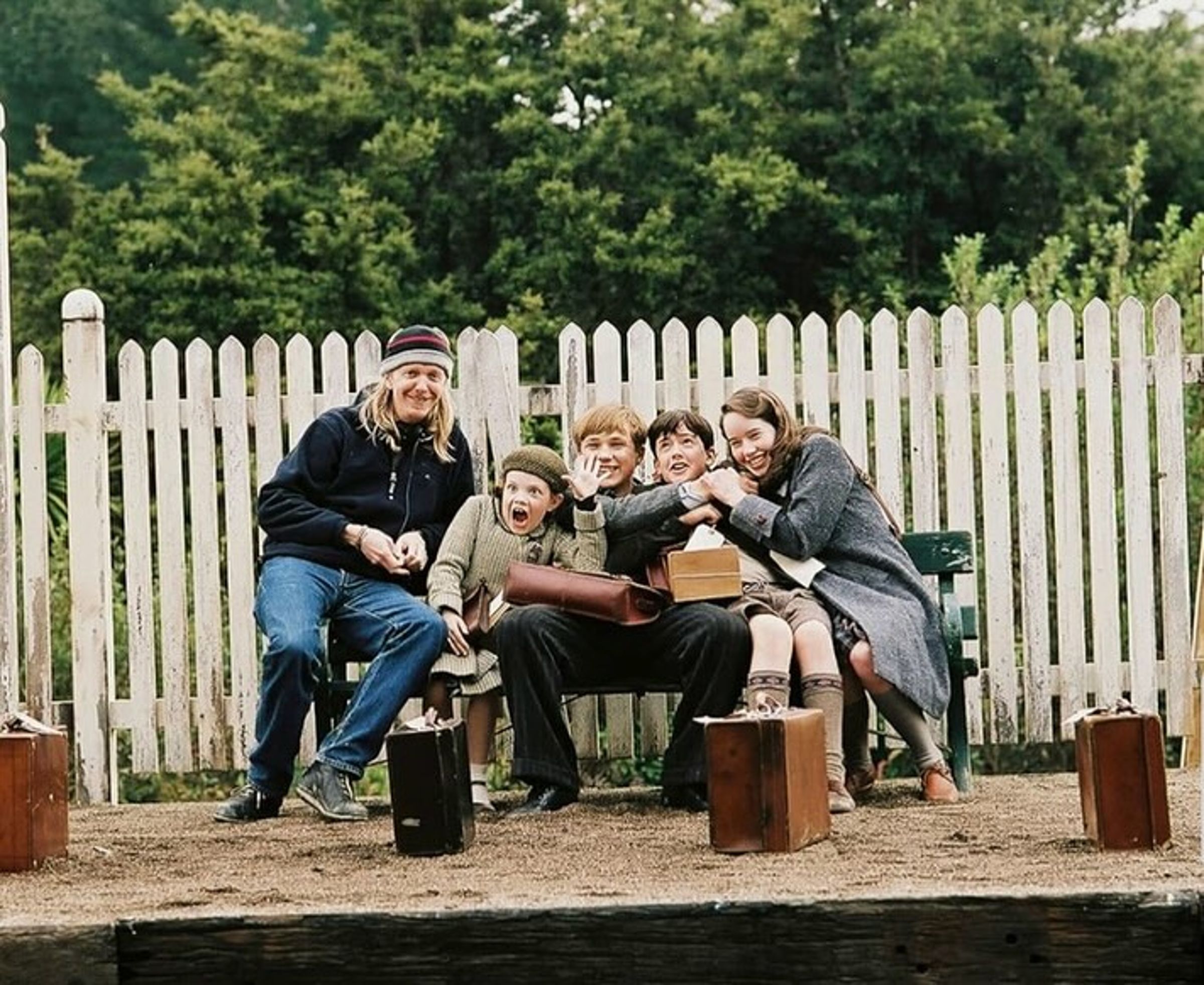 《納尼亞傳奇》4兄妹與導演安德魯亞當森(左一)2005年在片場的長椅上合照。(georgiehenley IG)