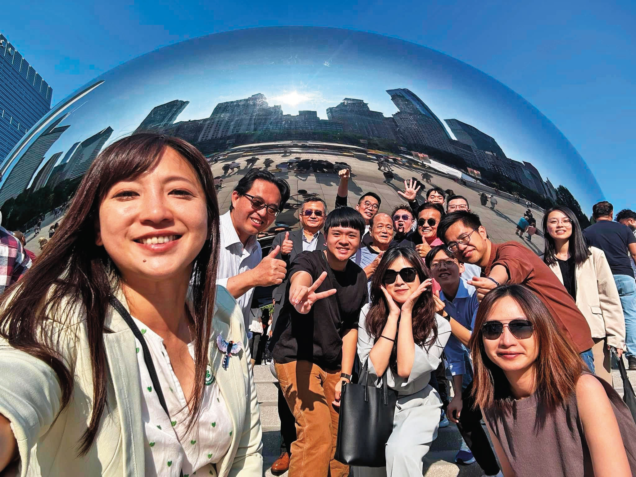 跨黨派訪美代表團在芝加哥知名的千禧公園地標自拍留念，未料後續的行程卻引爆凌濤羞辱外交官風波。（翻攝陳乃瑜臉書）