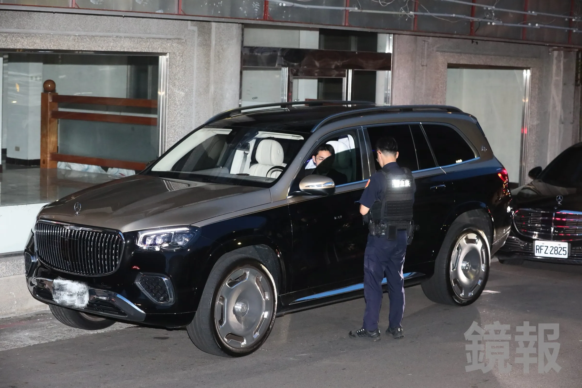 黃仁勳搭乘的千萬級邁巴赫休旅車，26日晚間卻因為違停在紅線上遭民眾檢舉，被警方到場開單。（鏡報林煒凱）