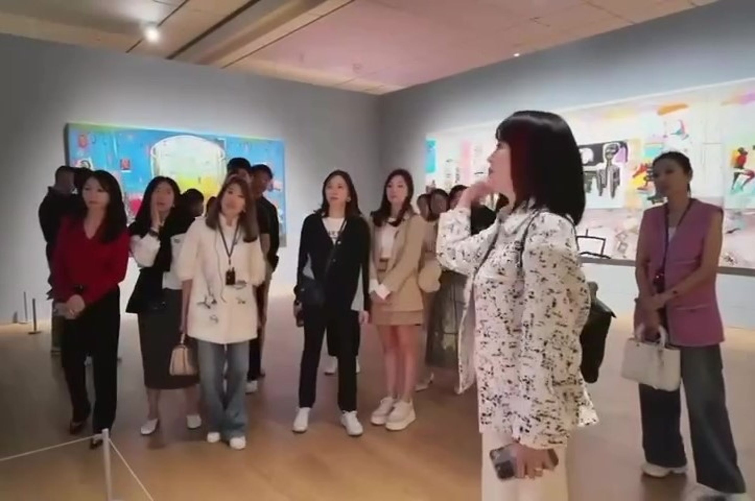 蔡依珊(前排左三)、曾馨瑩(前排左四)認真聽翁美慧導覽。(翻攝蔡依珊臉書)